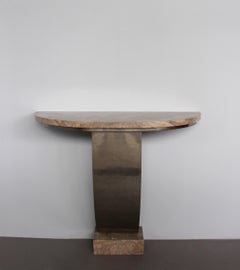 Consola francesa Art Decó de mármol y metal martillado