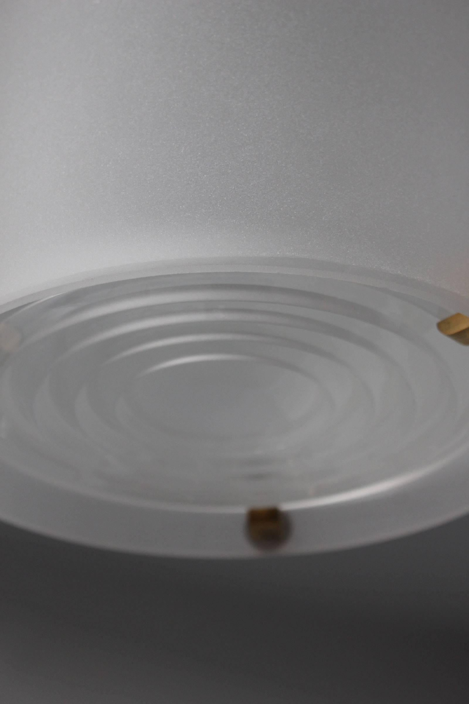Bronzo Un raffinato lampadario francese Art Deco in vetro e bronzo di Perzel in vendita