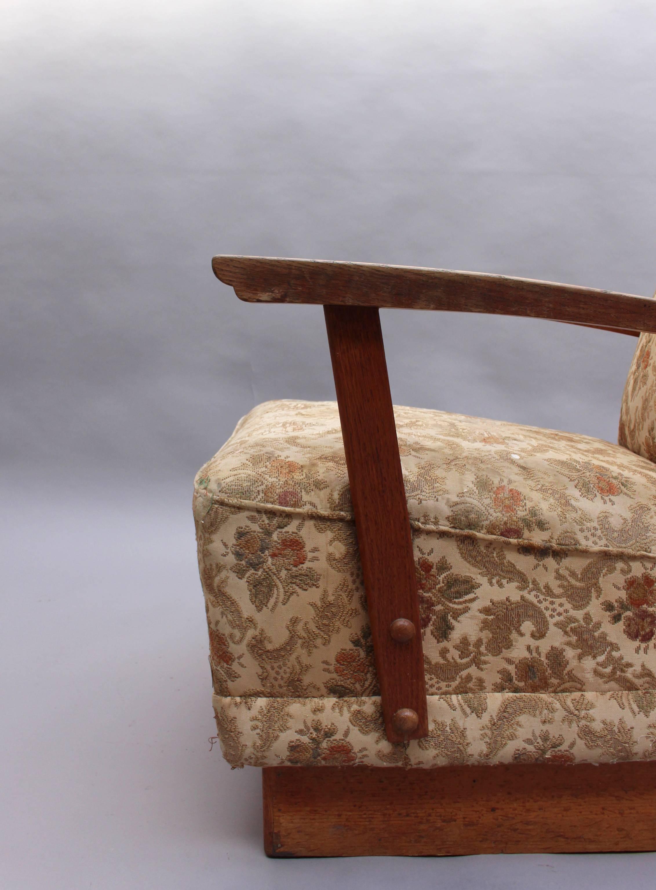 Vier feine französische Art-Déco-Sessel aus Eichenholz mit Sockel.
Der Preis gilt pro Sessel.