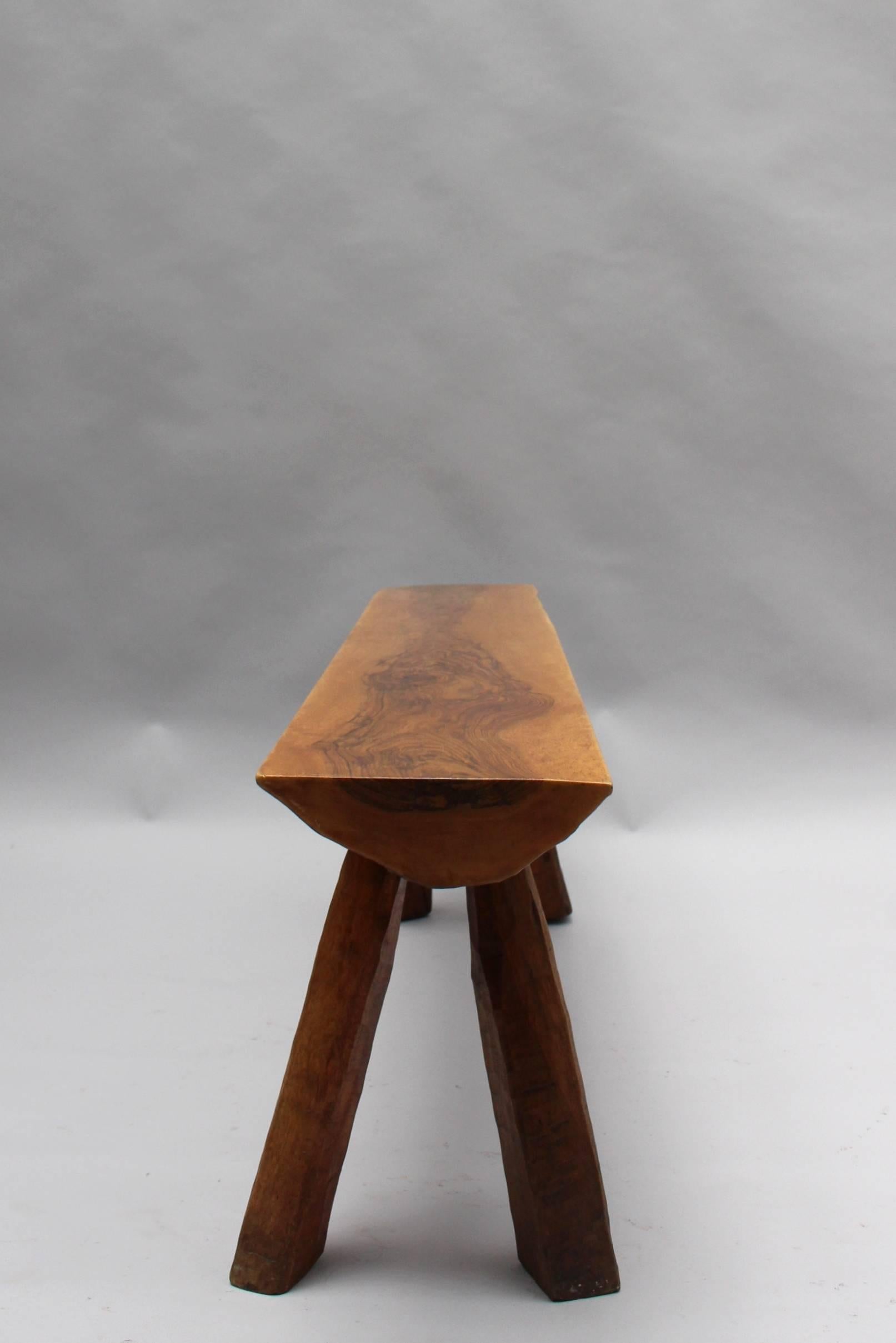 Mesa rectangular francesa de nogal macizo de los años 50 y dos bancos a juego en venta 5