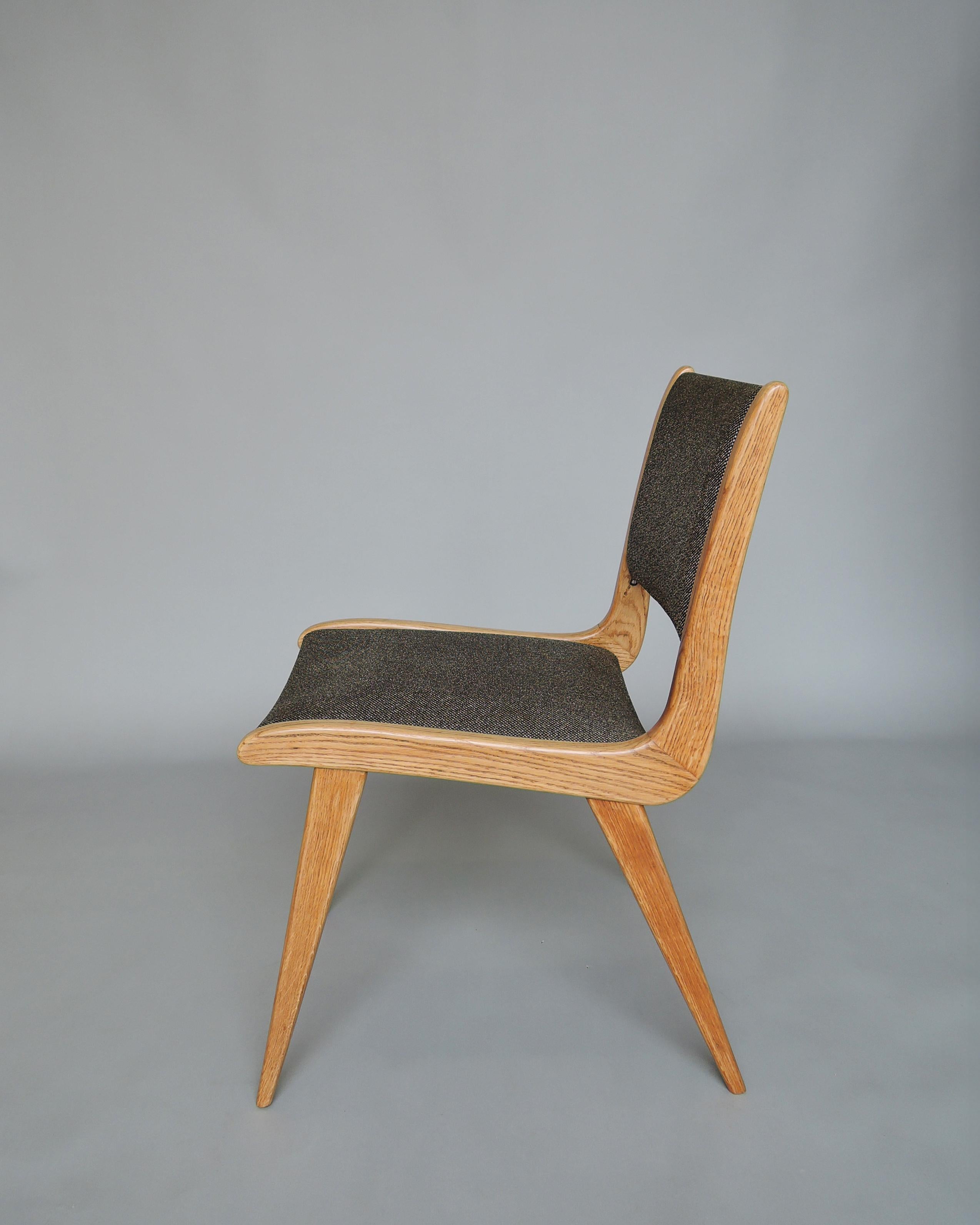 Français Ensemble de 6 chaises de salle à manger en chêne français du milieu du siècle par Roset en vente