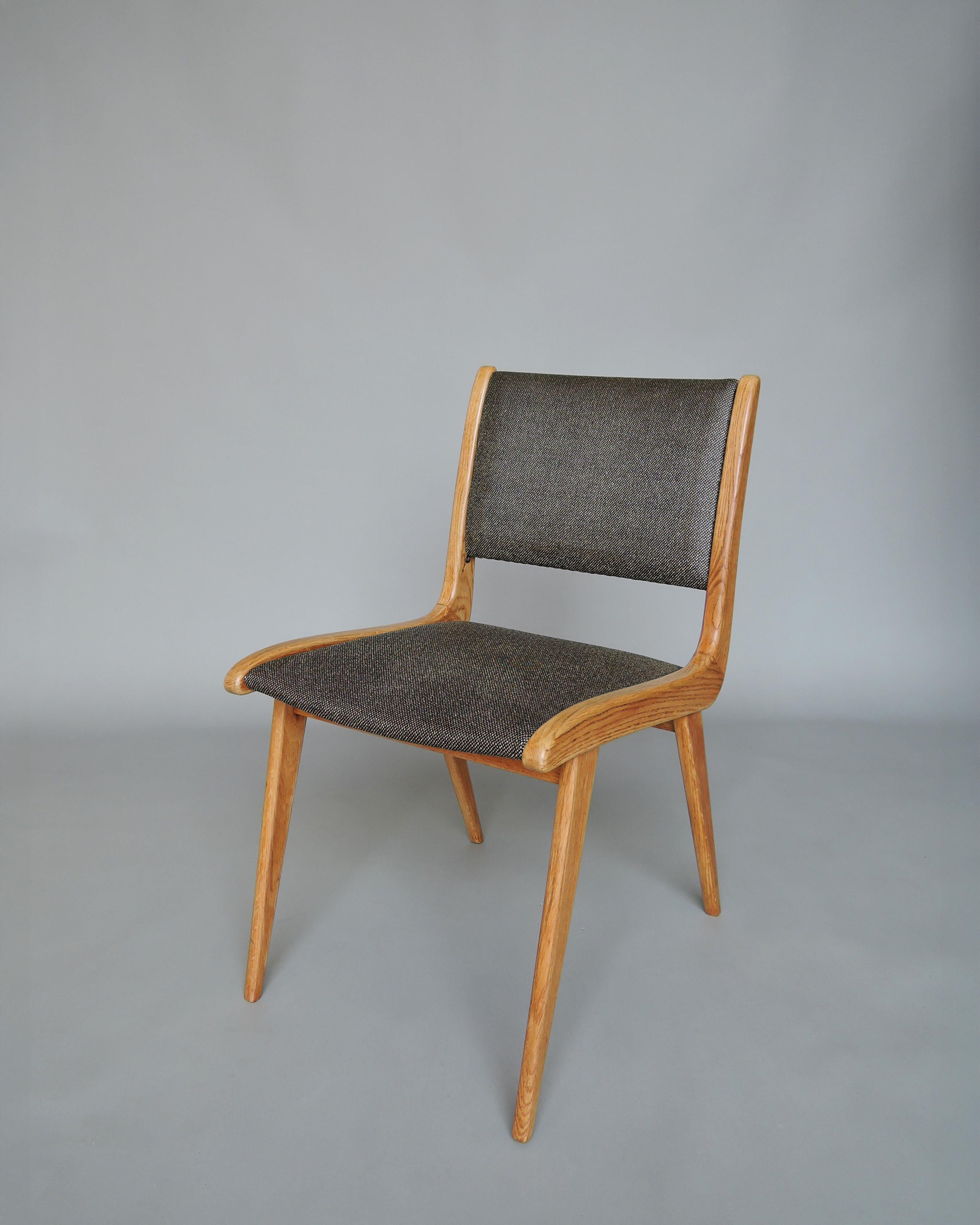 Mid-Century Modern Ensemble de 6 chaises de salle à manger en chêne français du milieu du siècle par Roset en vente