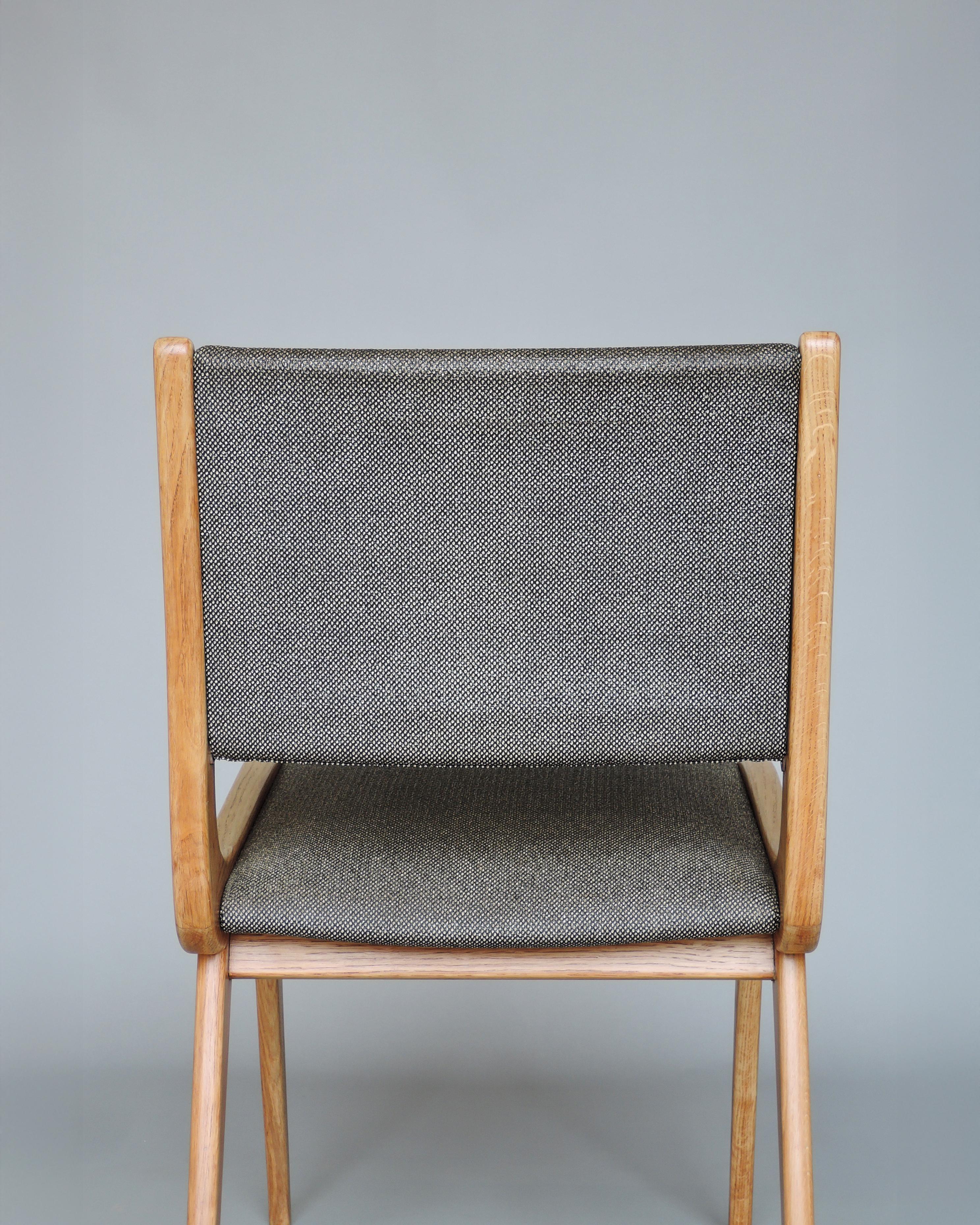 Chêne Ensemble de 6 chaises de salle à manger en chêne français du milieu du siècle par Roset en vente