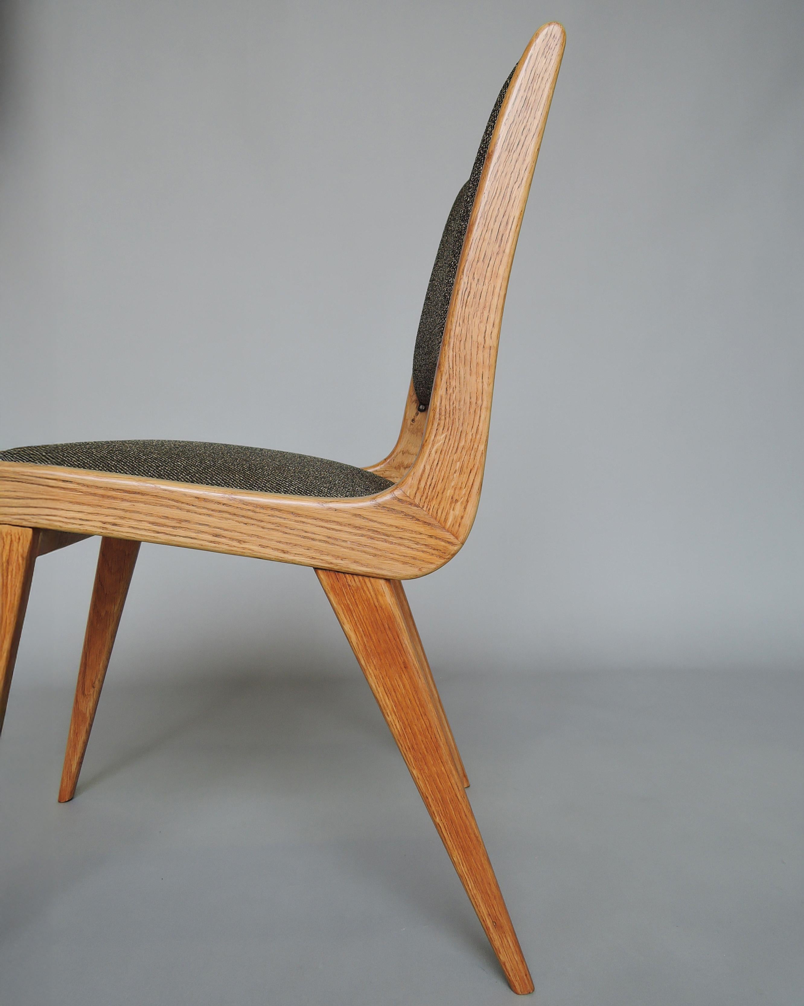 Ensemble de 6 chaises de salle à manger en chêne français du milieu du siècle par Roset en vente 2