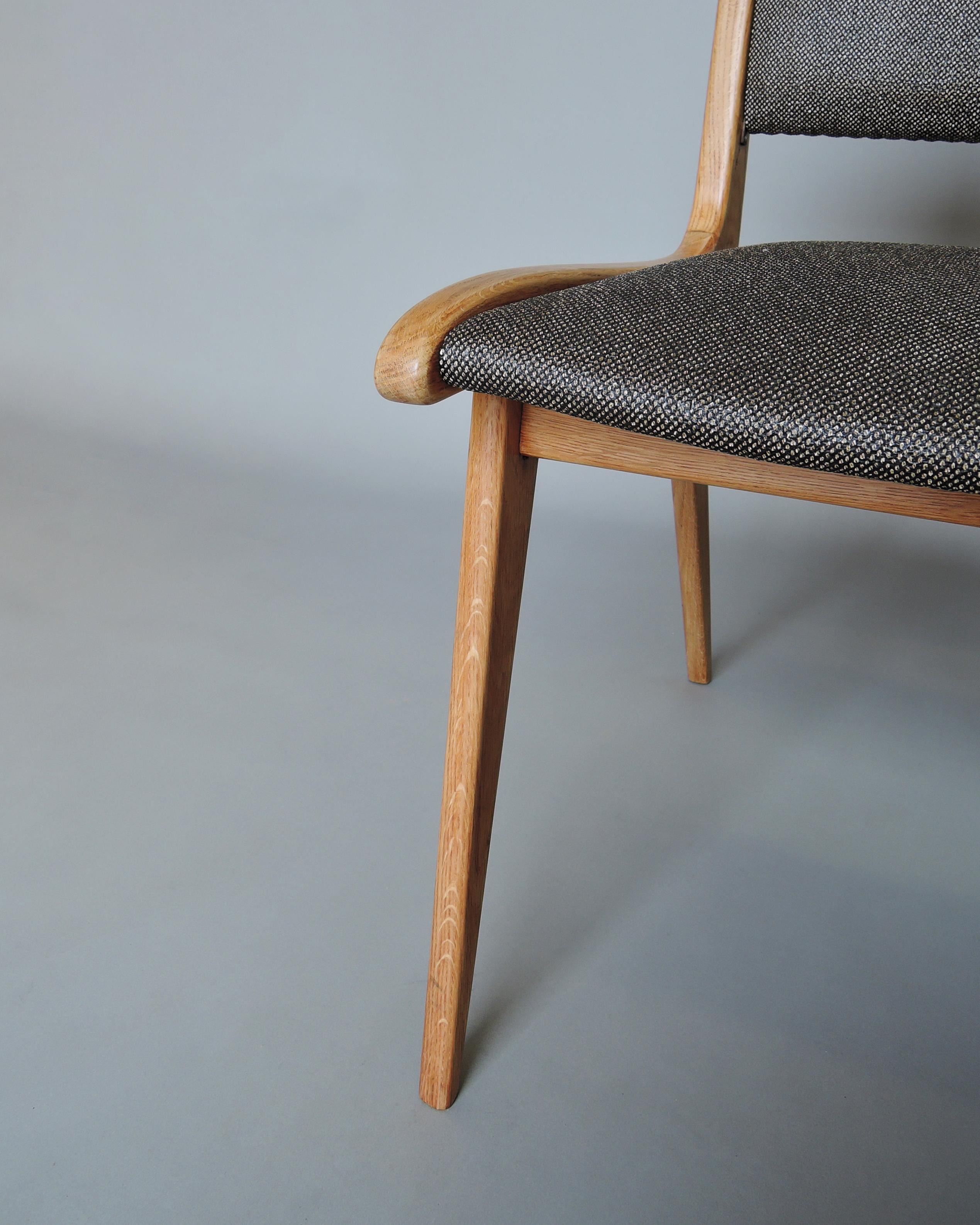 Ensemble de 6 chaises de salle à manger en chêne français du milieu du siècle par Roset en vente 5