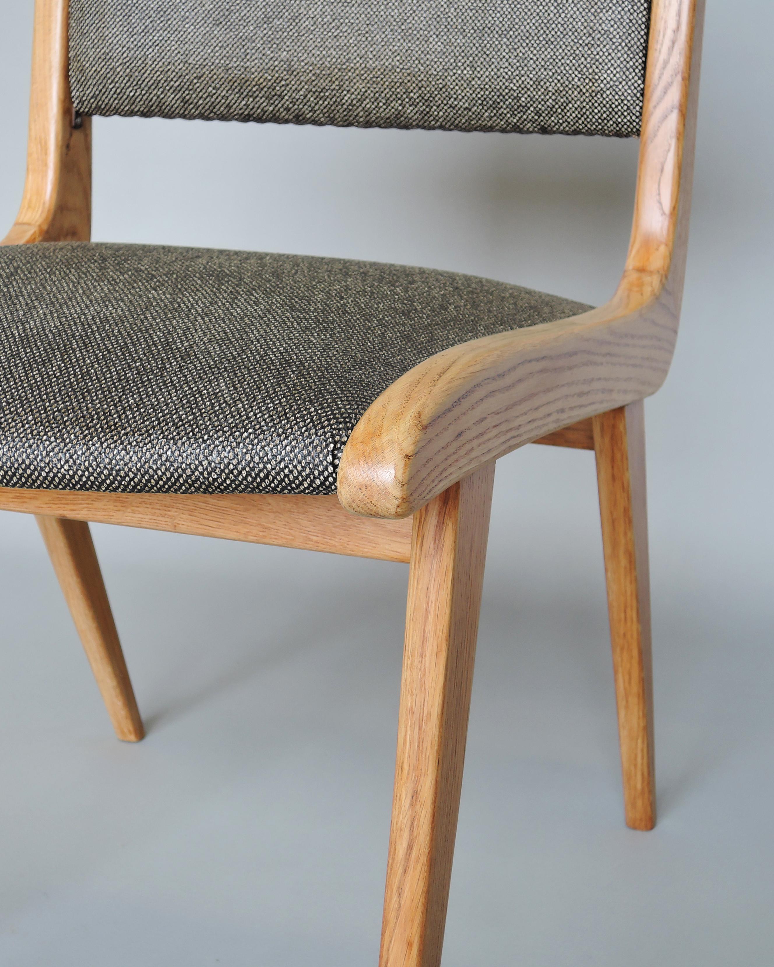 Ensemble de 6 chaises de salle à manger en chêne français du milieu du siècle par Roset en vente 6
