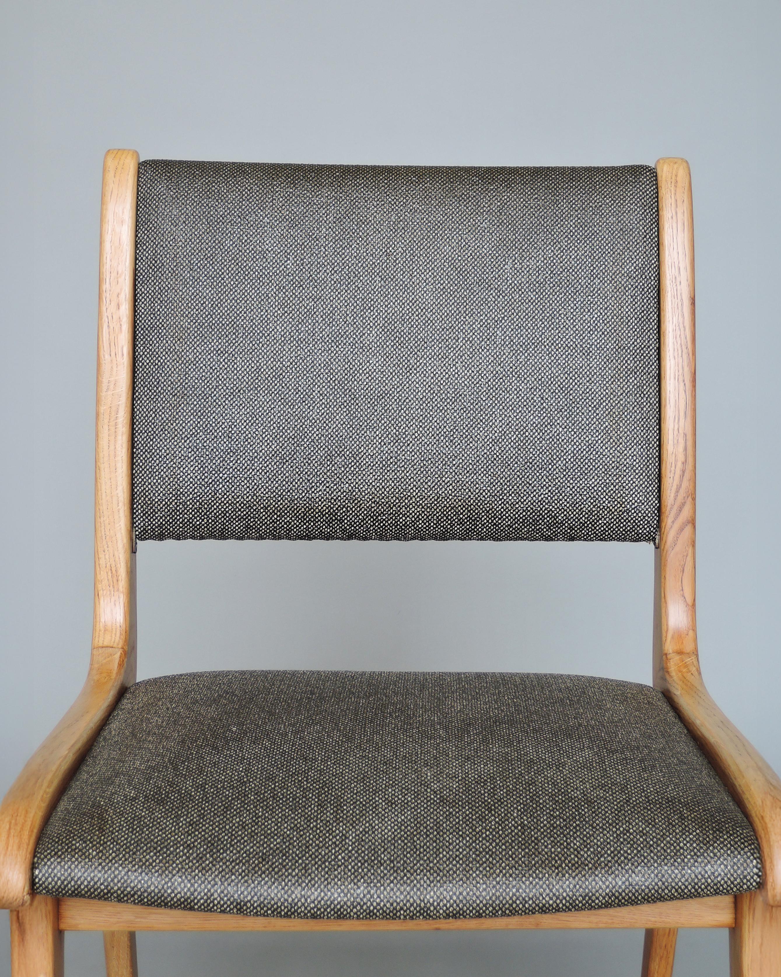 Ensemble de 6 chaises de salle à manger en chêne français du milieu du siècle par Roset en vente 1