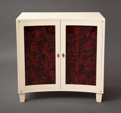 Armadio a due ante Liz O'Brien Editions con finitura corno finto avorio