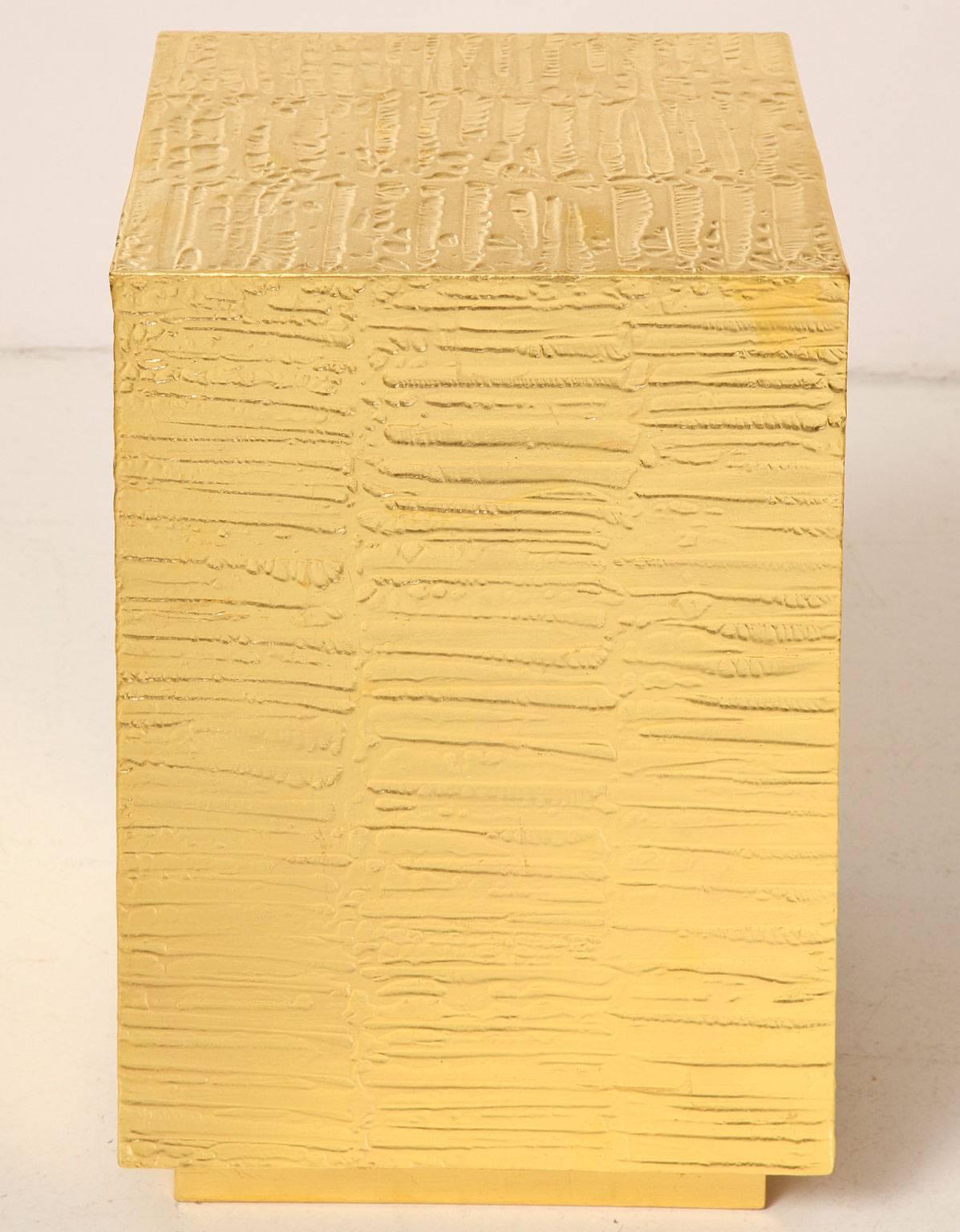 Alpha-Werkstätten
Beistelltisch in der Ausführung tony gold.
Taboret mit ausgeschnittenen Griffen auf beiden Seiten und einer strukturierten Gesso-Oberfläche. Kann als Sitzgelegenheit oder als Beistelltisch verwendet werden.

 