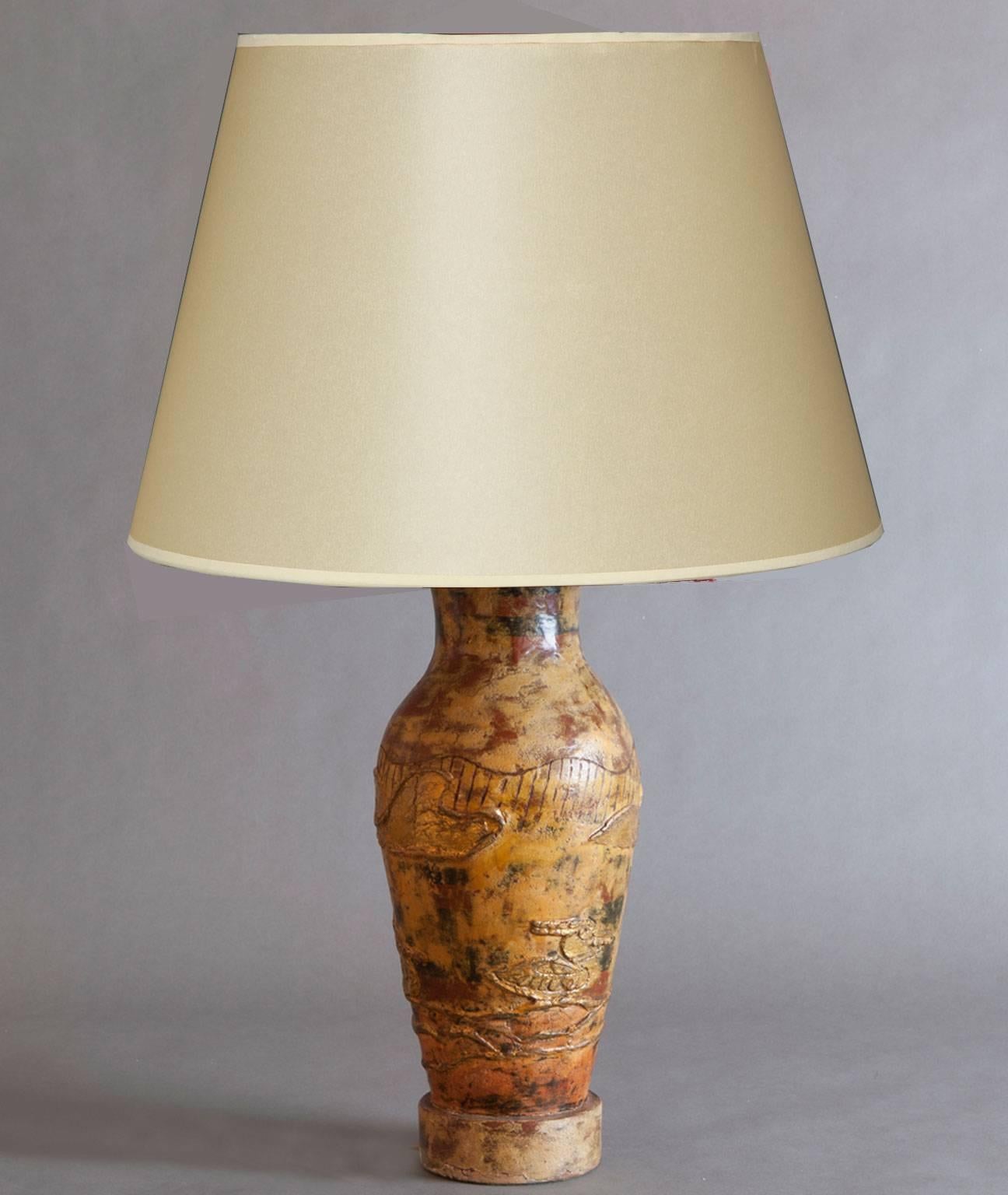Marianna von Allesch papier mâché table lamp with chinoiserie painted decoration and gold leaf. Original finial.
Lampshade not included.
Signed: Mariana von Allesch.
American, circa 1950.