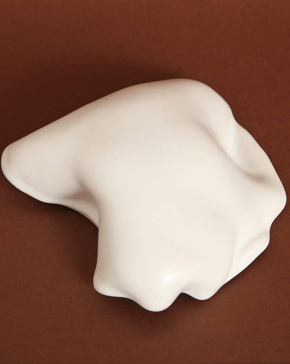 Sandra Zeenni Weißes Keramik-Objekt „Nobe“ (Glasiert) im Angebot
