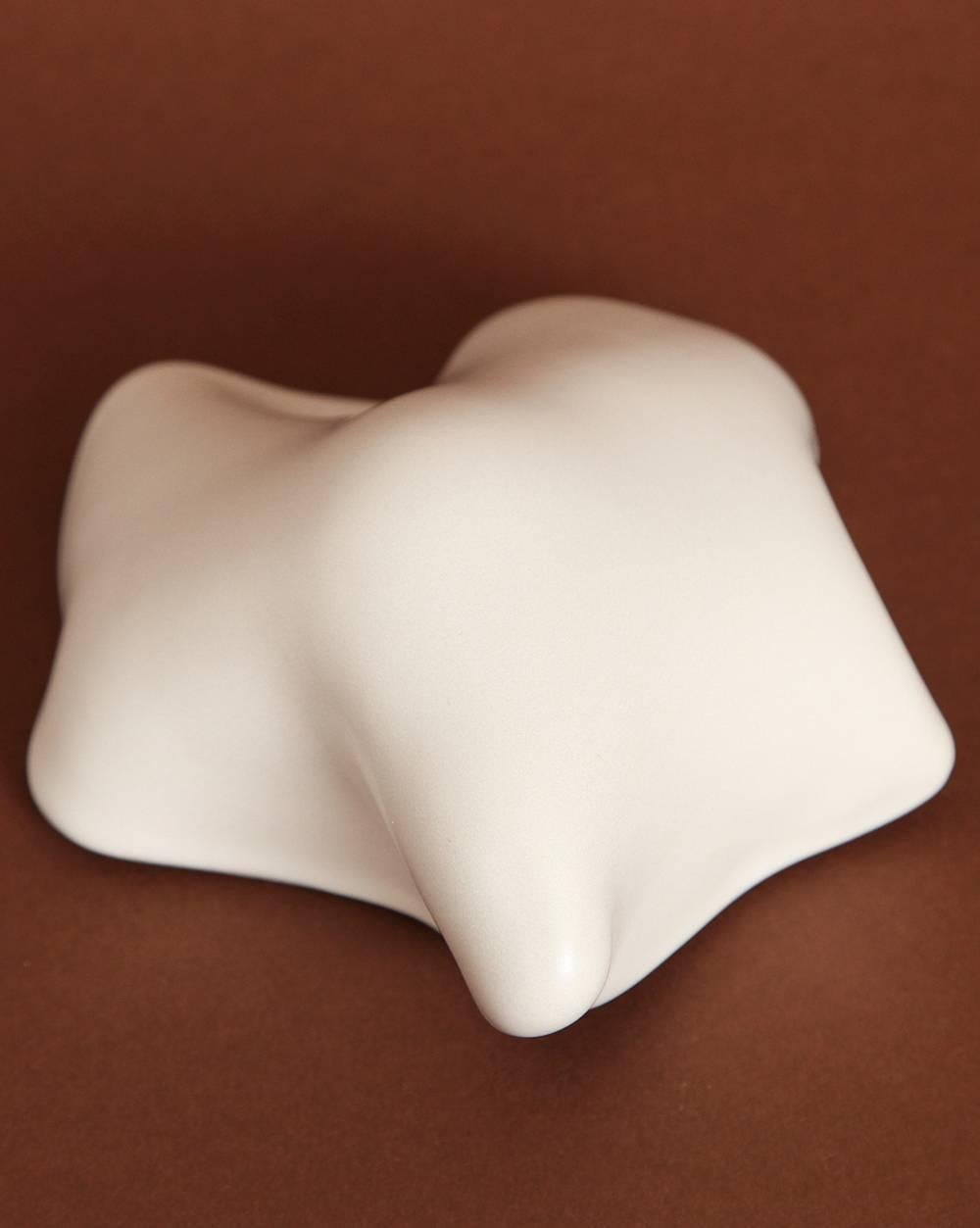 Sandra Zeenni.
“Nobe Blanche Otra”, 2014.
Small earthenware object with a smooth white glaze over an ivory clay body.
These pieces are meant to be touched and feel beautiful in your hand.
Signed SaZe.
2