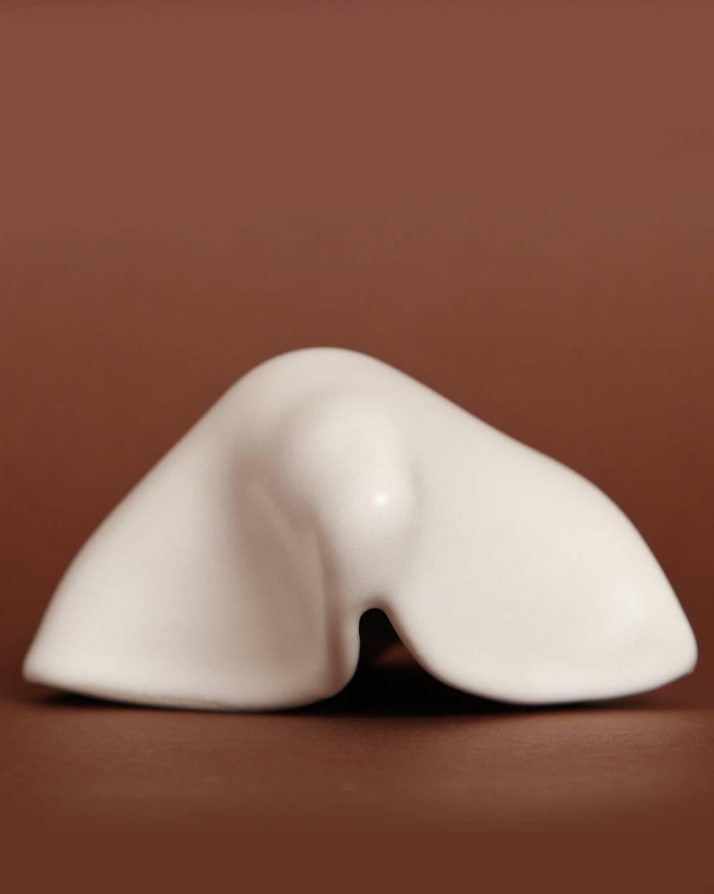 Français Objet « Nobe » en céramique blanche de Sandra Zeenni en vente