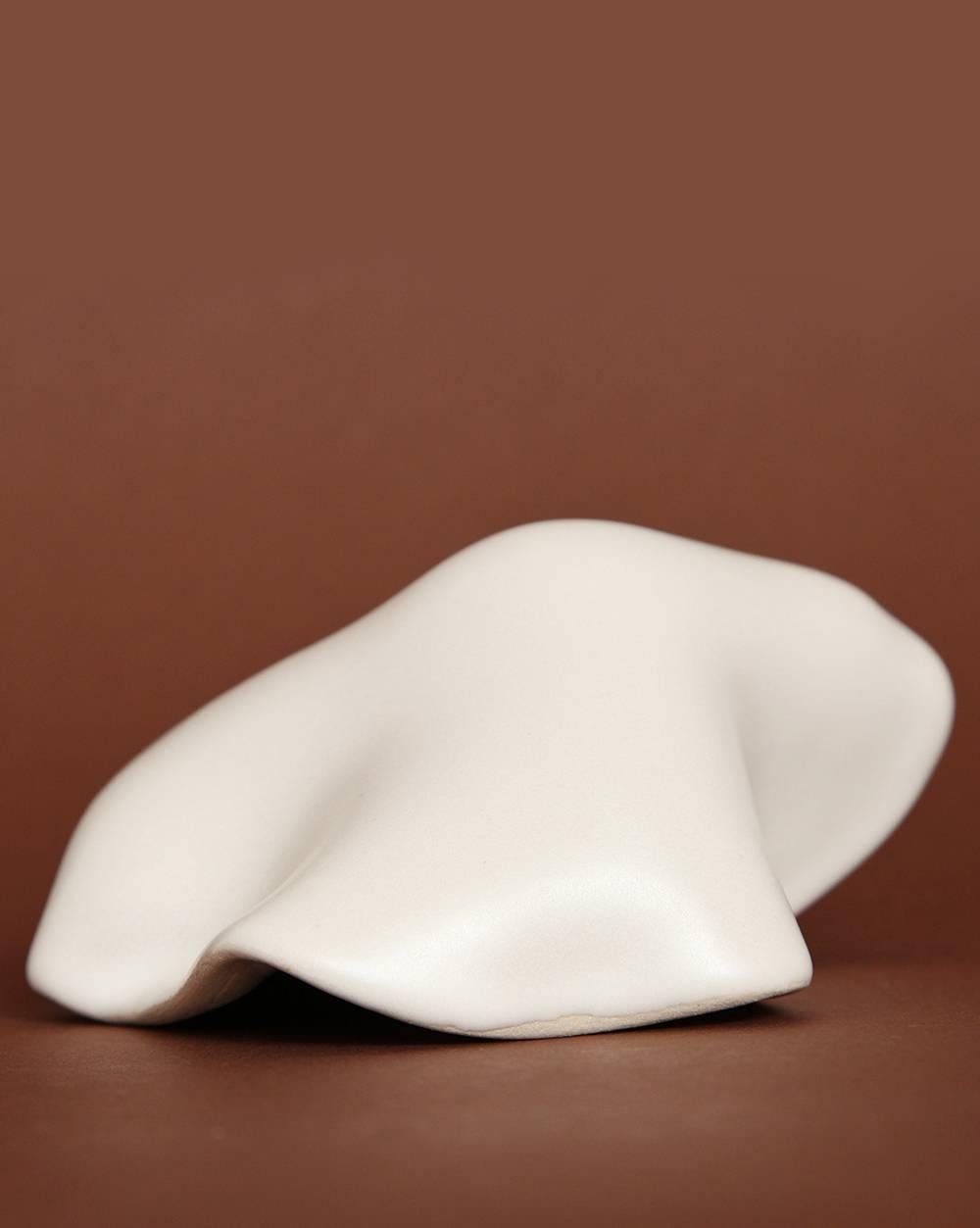 Sandra Zeenni Weißes Keramik-Objekt „Nobe“ (Glasiert) im Angebot