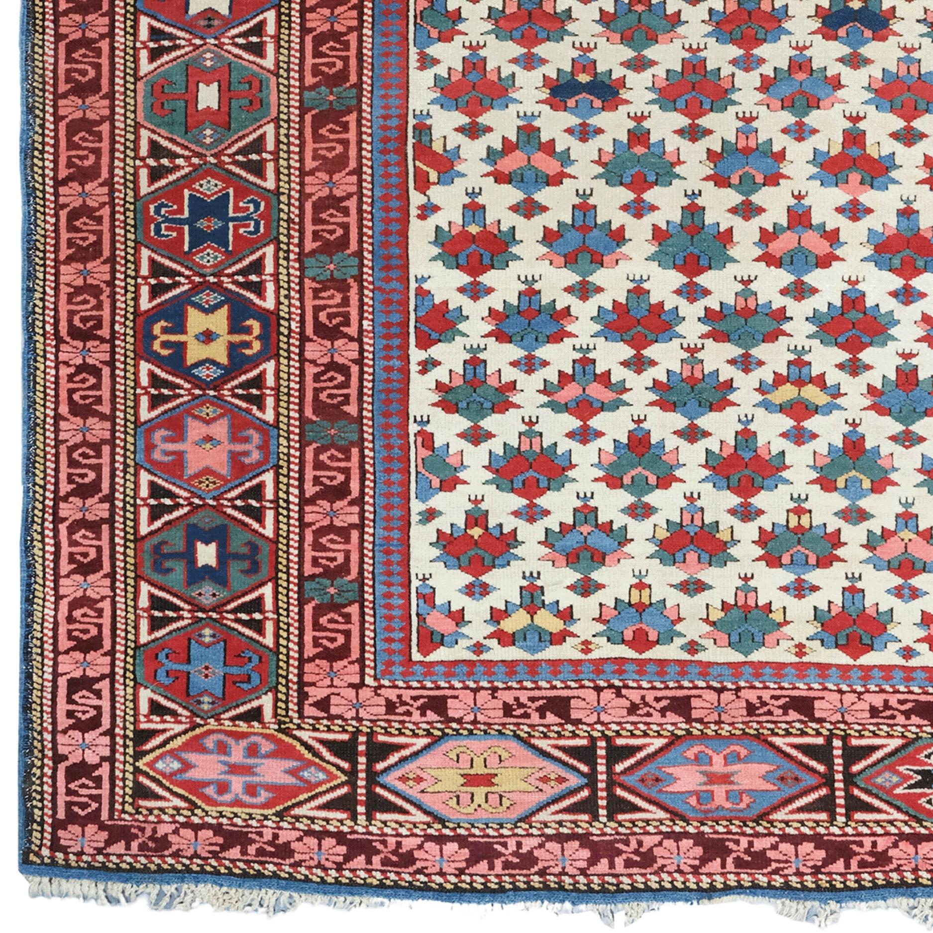 Reflétant l'héritage du tissage du Caucase, ce tapis Kuba Shirvan du XIXe siècle offre une élégance intemporelle. Les motifs géométriques sur le fond blanc frappant sont animés par des tons rouges, bleus et verts, tandis que les motifs s'étendant du