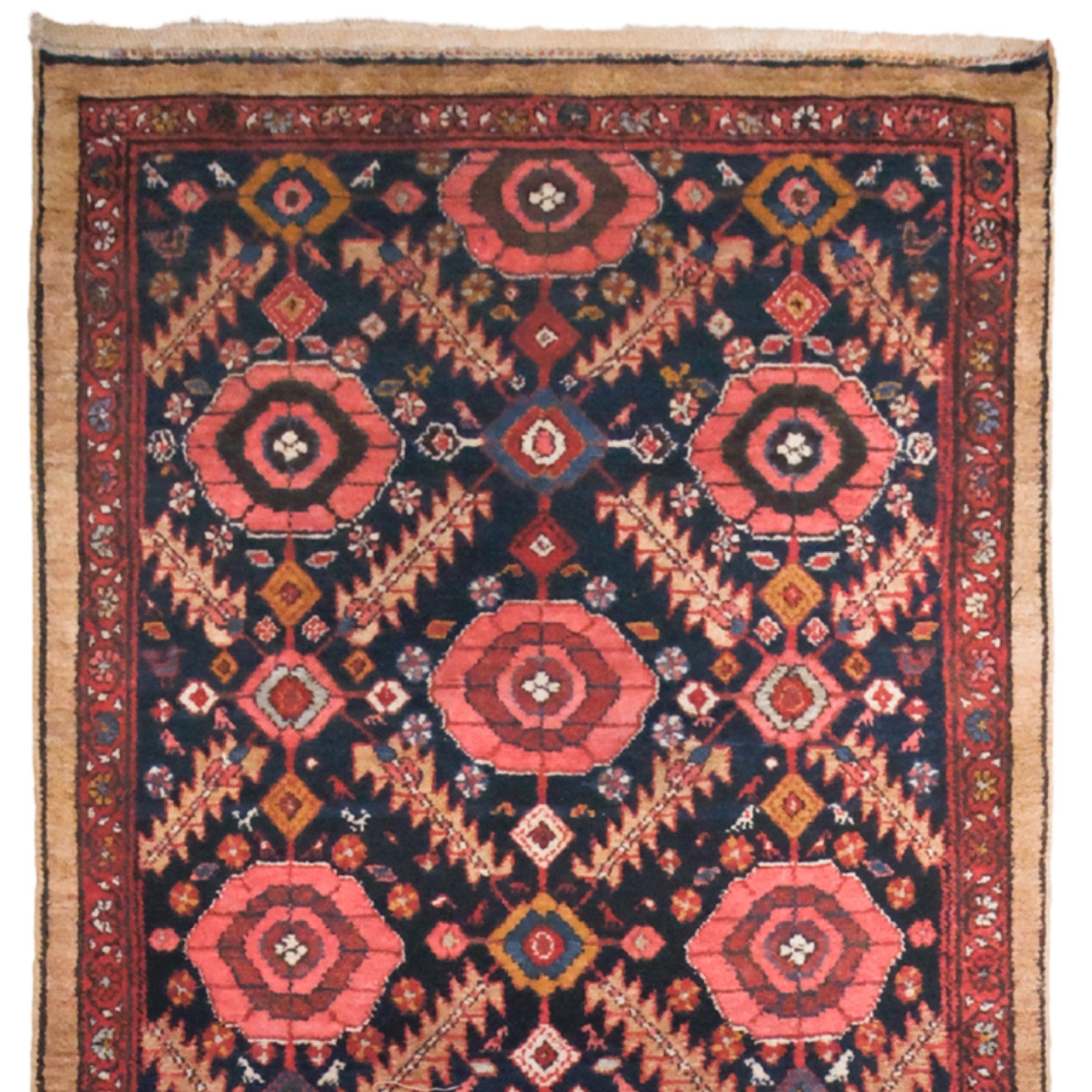 Con la sua squisita fattura, la ricca tavolozza di colori e gli iconici motivi, questo antico tappeto Sarab mette in mostra la secolare tradizione di tessitura dei villaggi azeri dell'Iran nord-occidentale. Risalente alla fine del XIX secolo, questo