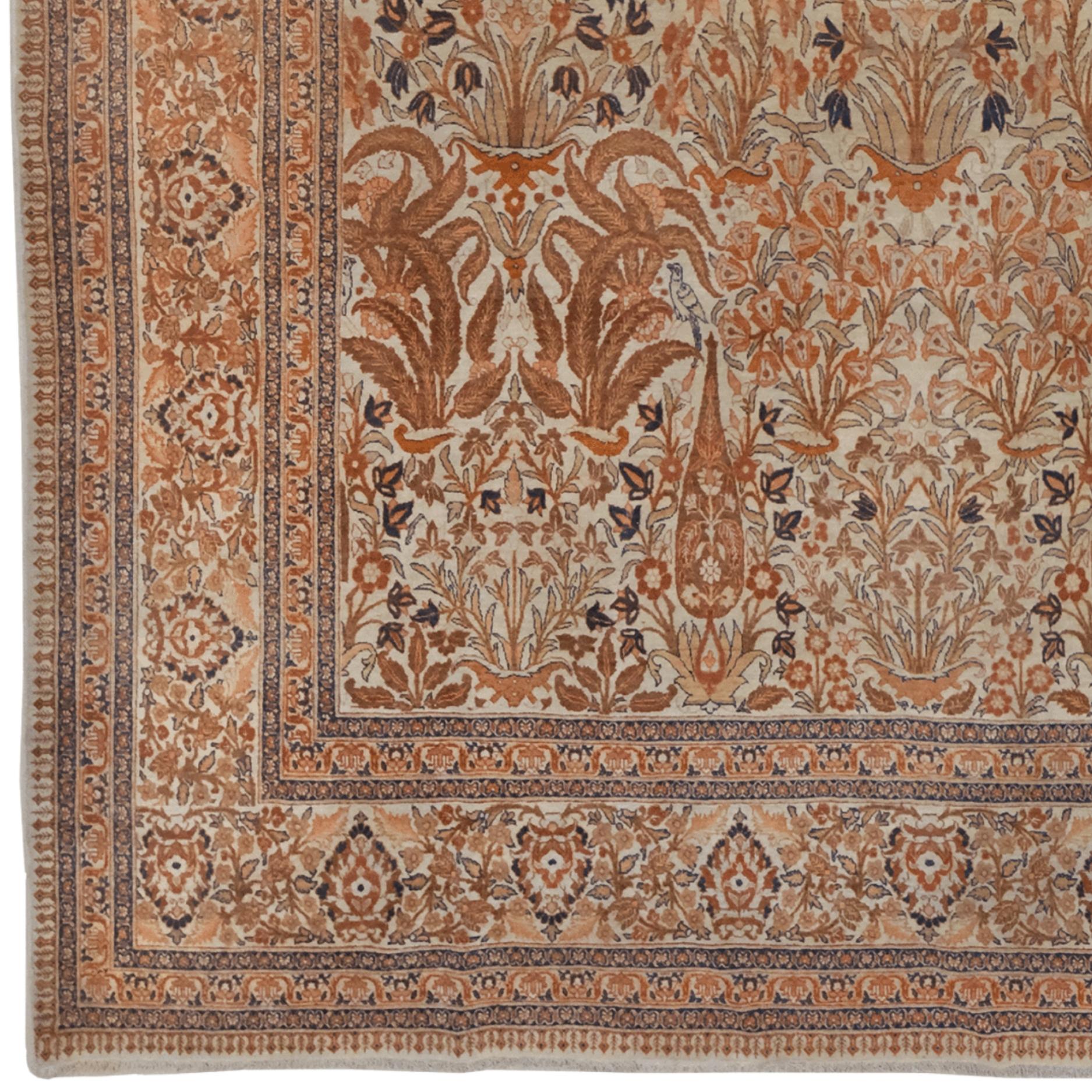 Questo tappeto Tabriz originale, risalente alla fine del XIX secolo, riflette l'estetica elegante e la maestria dei motivi di Tabriz, una delle capitali della tessitura dei tappeti in Iran. Questo tappeto non è solo un elemento decorativo: è un