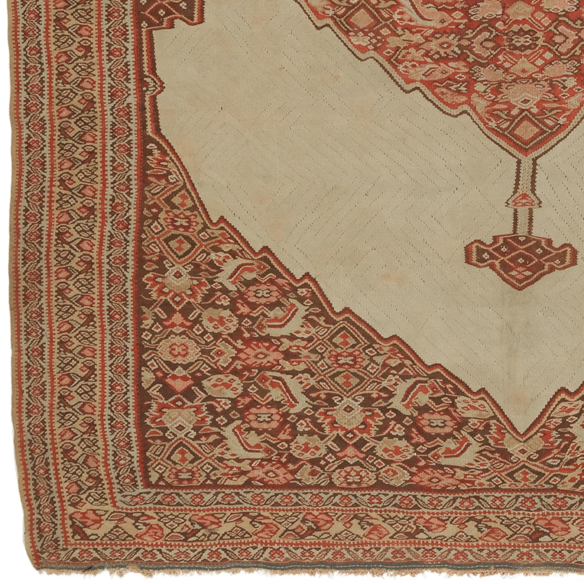 Dieser einzigartige antike Senneh-Teppich ist ein raffiniertes handwerkliches Erbe, das im letzten Viertel des 19. Jahrhunderts in Iran gewebt wurde. Die Region Senneh ist für ihre feinen und hochwertigen Webarbeiten bekannt, und dieses Stück