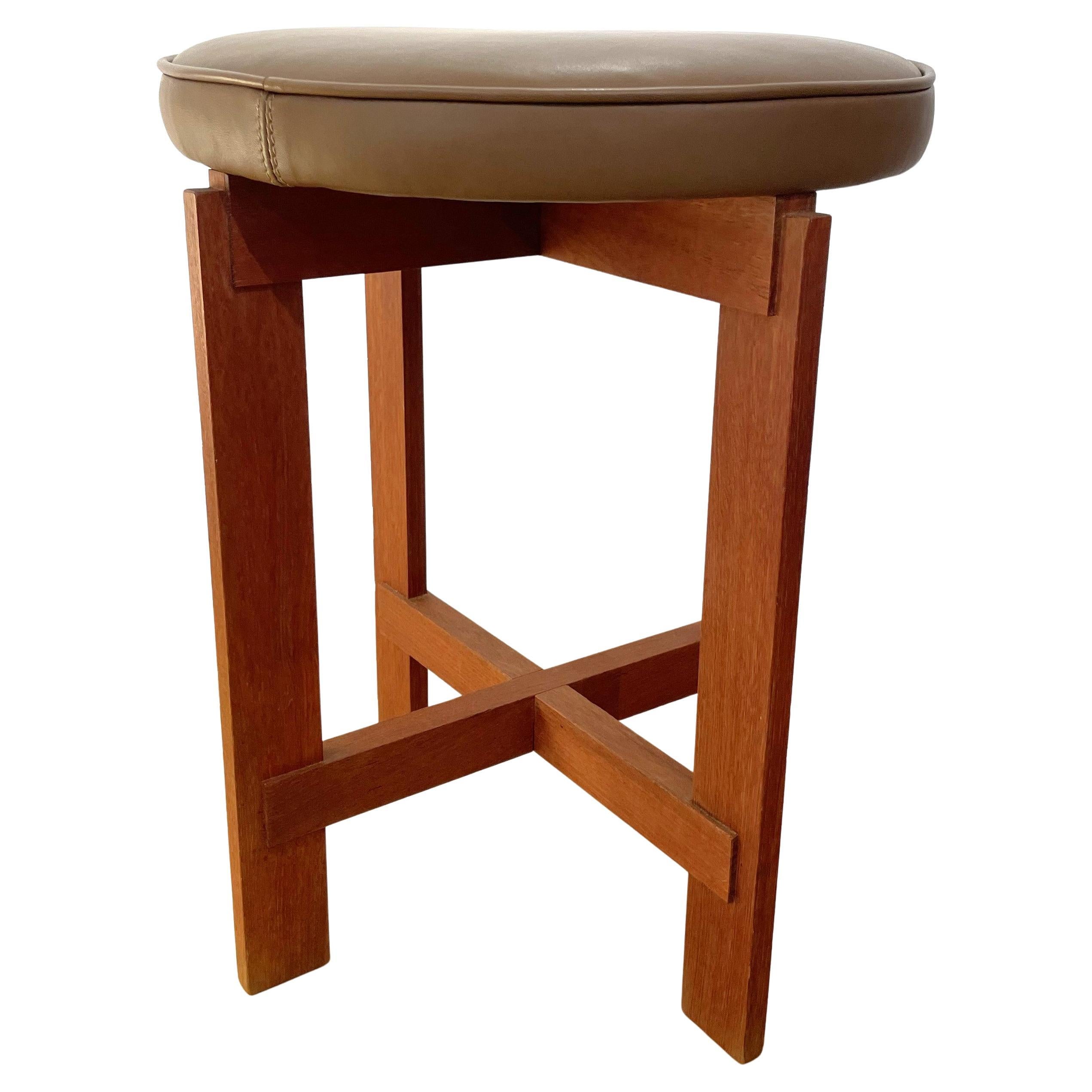 Very elegant and refined design representative of Scandinavian modernism. The very nice architectural structure is in teak with a seat in high quality redone lamb leather. Modest in size, this rare piece is very decorative.
In 1950, Uno Kristiansson