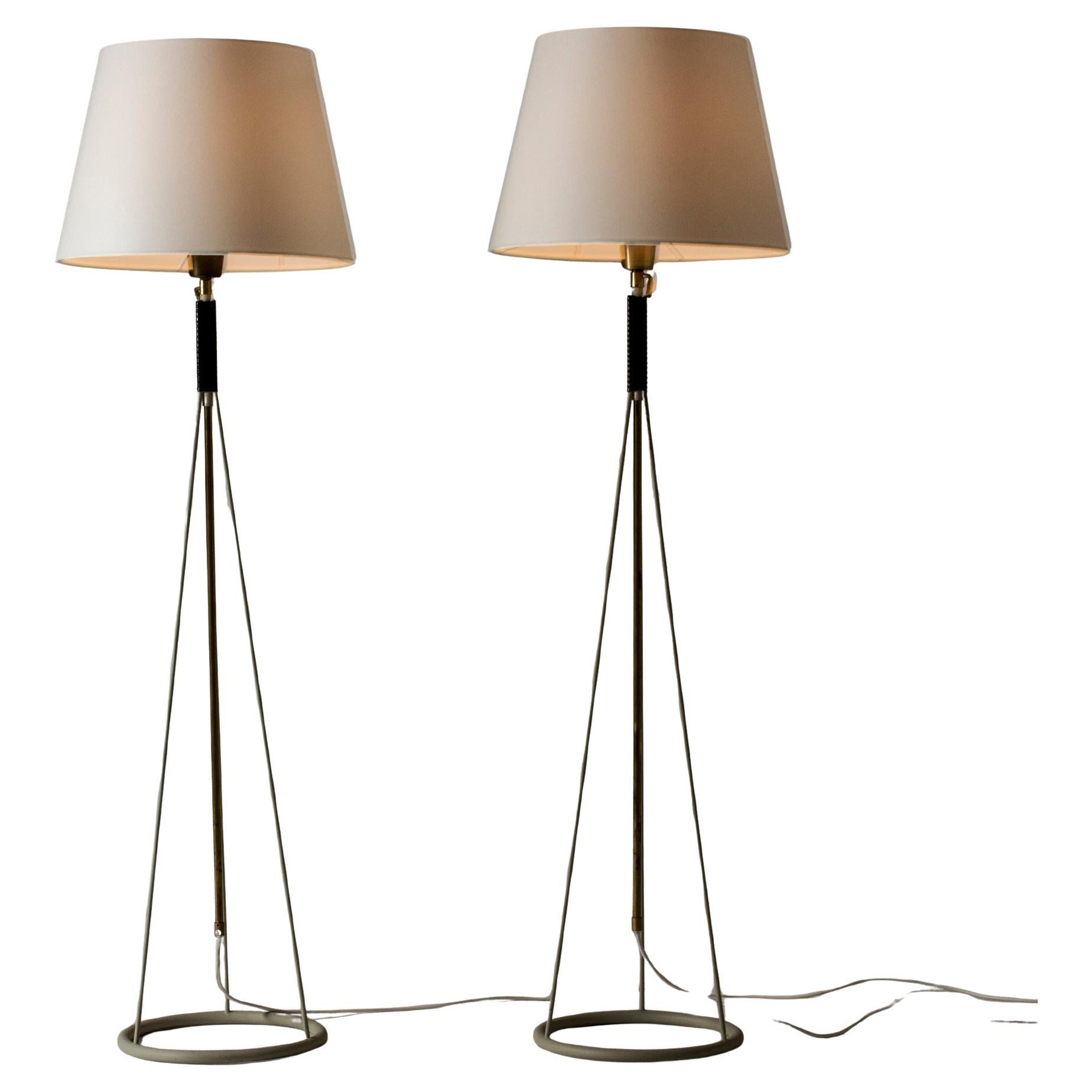 Seltenes Paar Stehlampen des schwedischen Designers Eje Ahlgren für Luco (Göteborg, Schweden, 1950er Jahre). Diese für die damalige Zeit recht futuristisch anmutenden Stehlampen, die mit einer hübschen Messingzwinge in der Höhe von 130 bis 180 cm