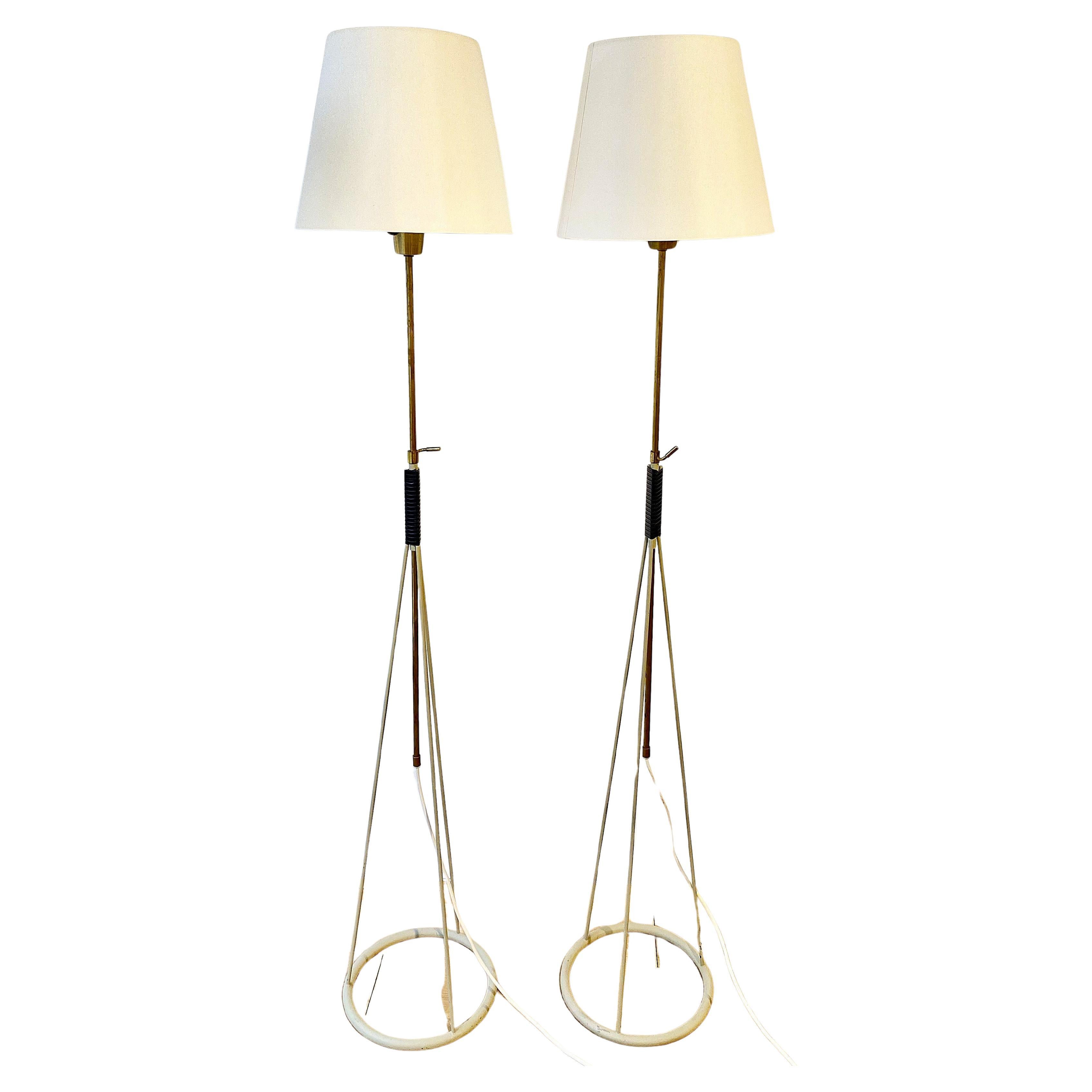 Raro par de lámparas de pie del diseñador sueco Eje Ahlgren para Luco (Gotemburgo, Suecia, años 50). Con una forma bastante futurista para la época, estas lámparas de pie, regulables en altura de 130 a 180 cm mediante una bonita virola de latón,