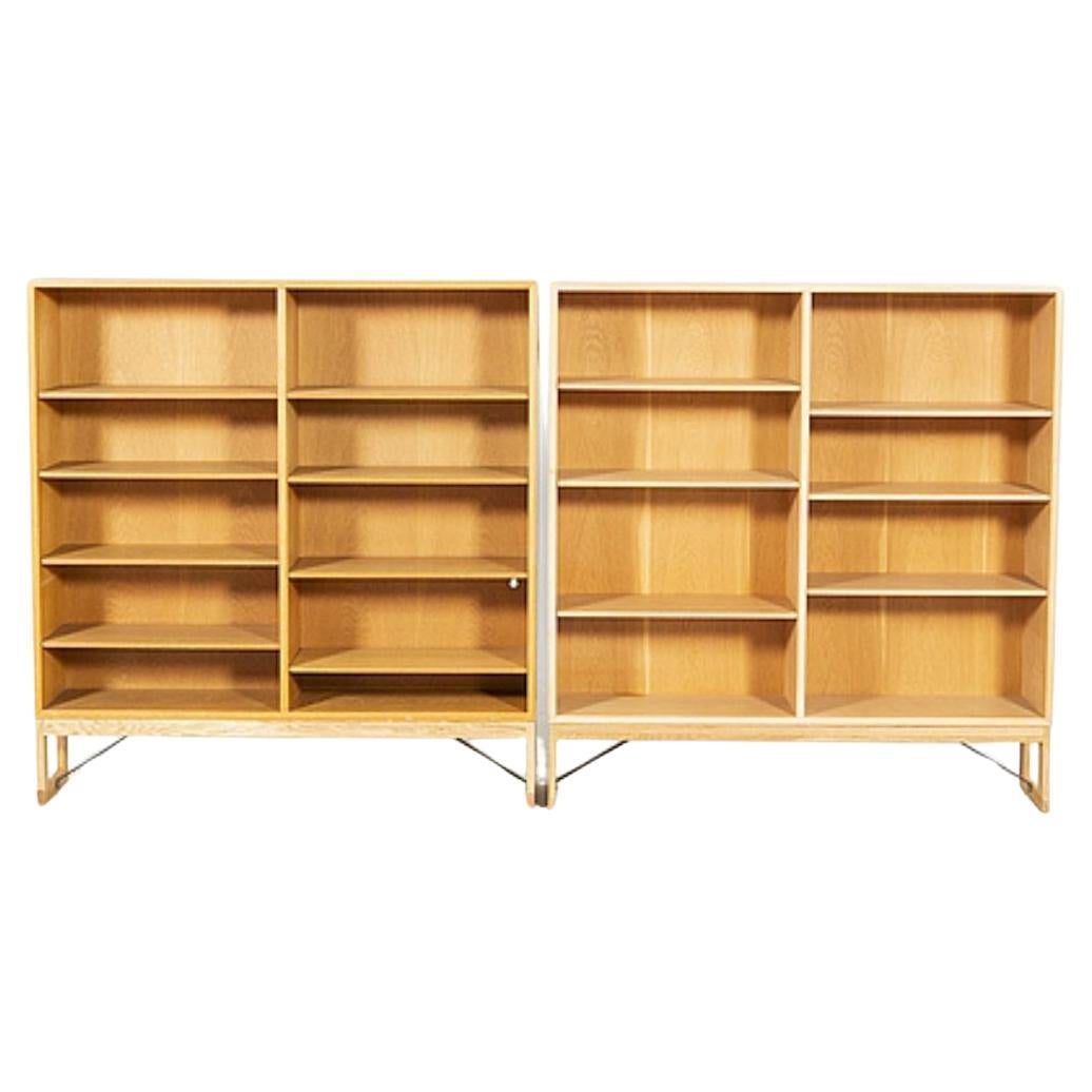 Libreria in Oak di Borge Mogensen per Karl Anderson & Soner. Questa libreria in rovere è stata creata nel 1955 come parte della serie Oresund da Karl Anderson & Soner in collaborazione con Borge Mogensen. Dispone di 6 ripiani con gambe a slitta che