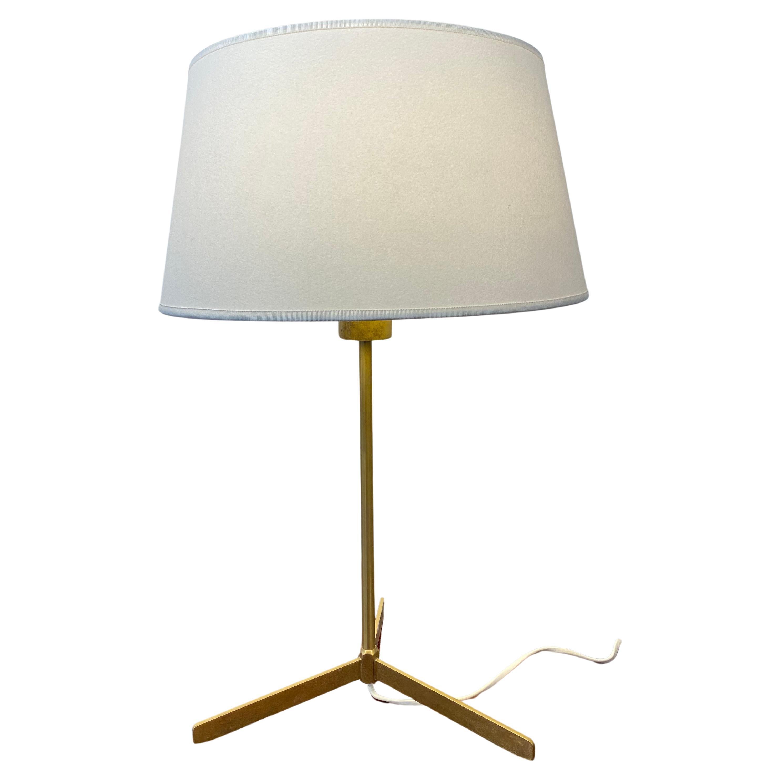 Très élégante et rare paire de lampes de table en laiton Bergboms B-31 attribuée à Yasha Heifetz. C'est la simplicité et la pureté des lignes qui font la beauté de ces lampes, ainsi que la légère patine du laiton massif utilisé pour les pieds.