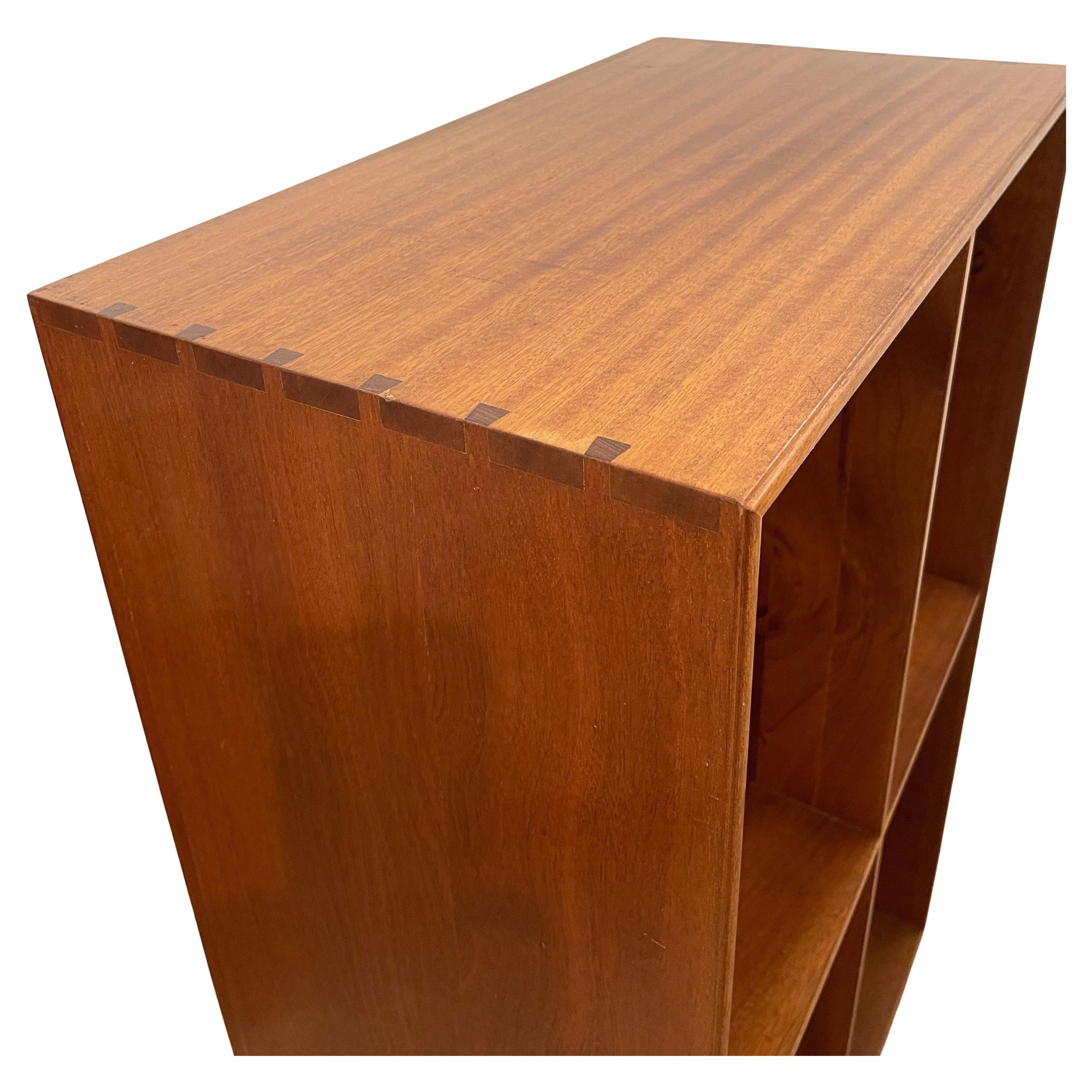 Librerie in mogano massiccio disegnate da Mogens Koch negli anni '30 e prodotte dalla casa editrice Rud . Rasmussen in Danimarca. Questo mobile fa parte della tradizione di pezzi funzionali ed eleganti, caratteristici di quest'epoca.
Koch era un