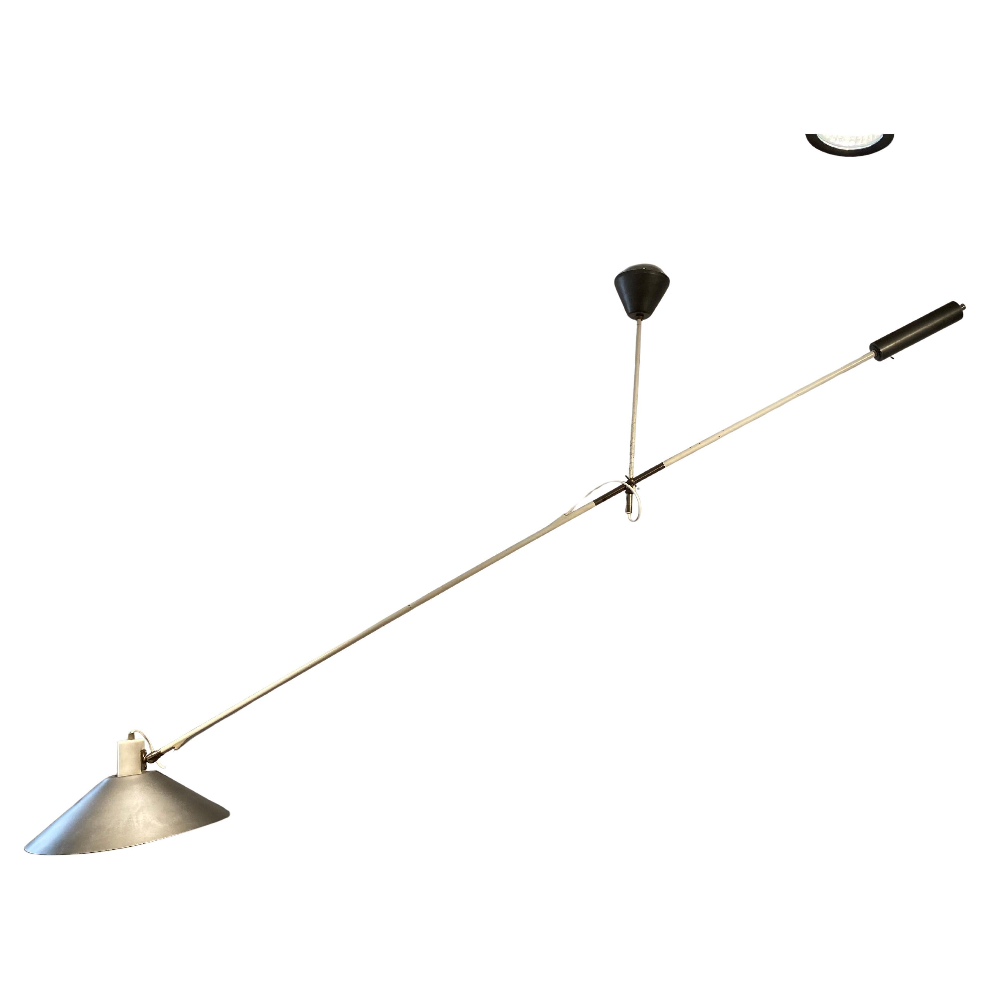 Lampada a contrappeso di Jan Hoogervorst per Anvia, nella sua prima edizione realizzata interamente in metallo laccato grigio e bianco. Leggera e ariosa, è una lampada molto raffinata. L'altezza e il bilanciamento della lampada possono essere