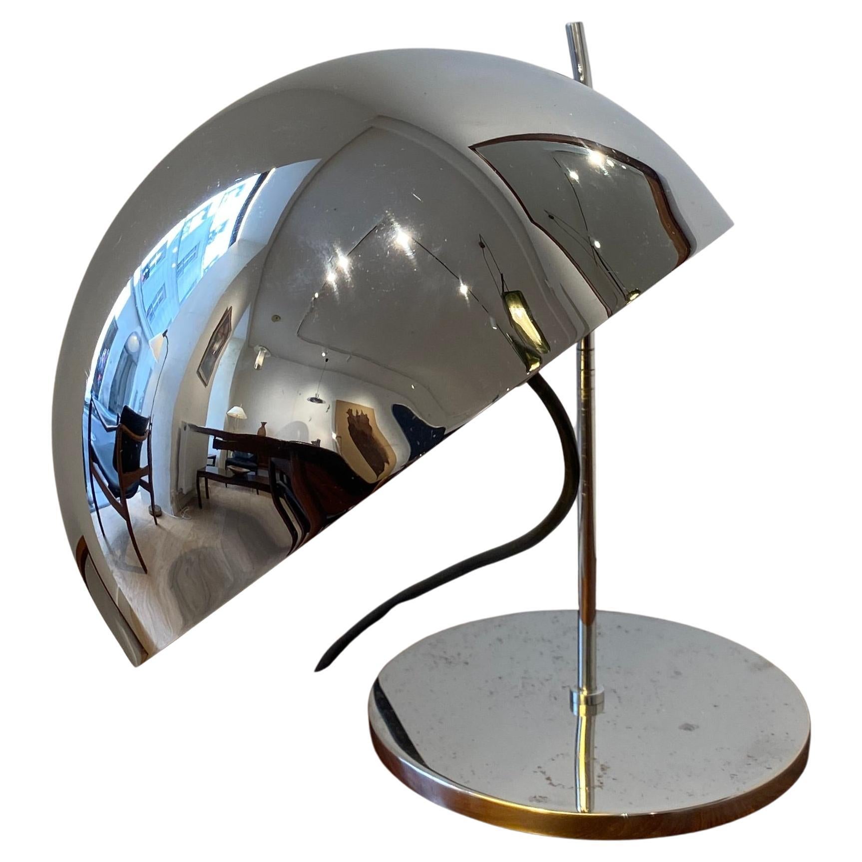 Lampe de table ou de bureau modèle A21 d'Alain Richard pour Disderot, composée d'une base ronde en acier, d'une tige en métal chromé et d'un abat-jour assorti.
Avec les conceptions d'éclairage innovantes du designer français Alain Richard, cette