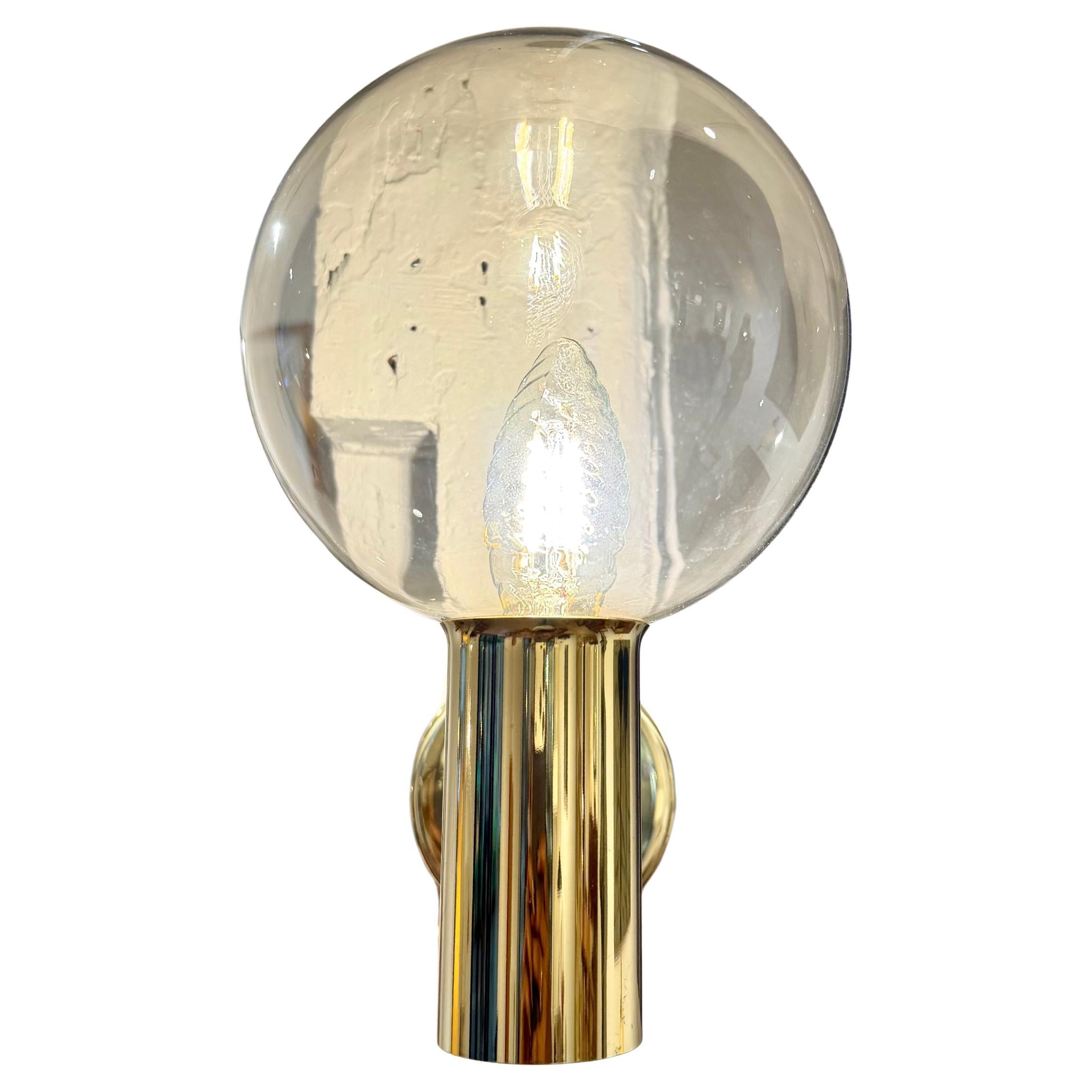 Este par de apliques de pared fue diseñado por Hans-Agne Jakobsson y producido por Høvik Verk, Noruega. Están hechos de latón macizo y rematados con cristal ahumado, ofreciendo una estética elegante y una iluminación suave. El diseño limpio y la