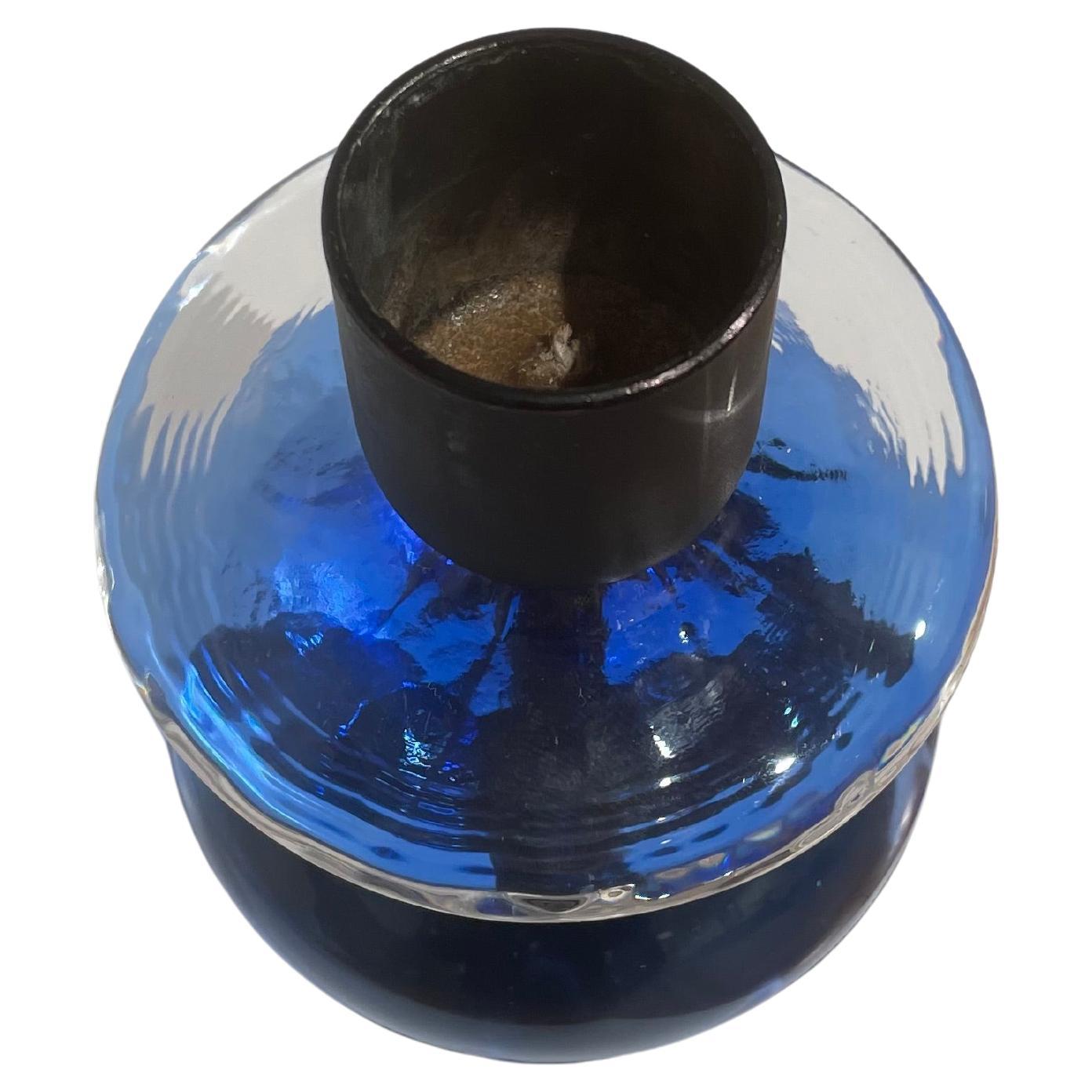 Piccolo portacandele in vetro soffiato a mano del designer svedese Erik Höglund. I portacandele sono molto apprezzati in molte case nordiche, dove la stagione fredda è lunga e dove un'arte di vivere (hygge per i danesi e lagom per gli svedesi)