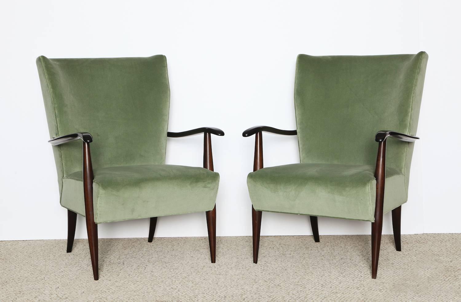 Pair of Open Arm Lounge Chairs In Excellent Condition In New York, NY