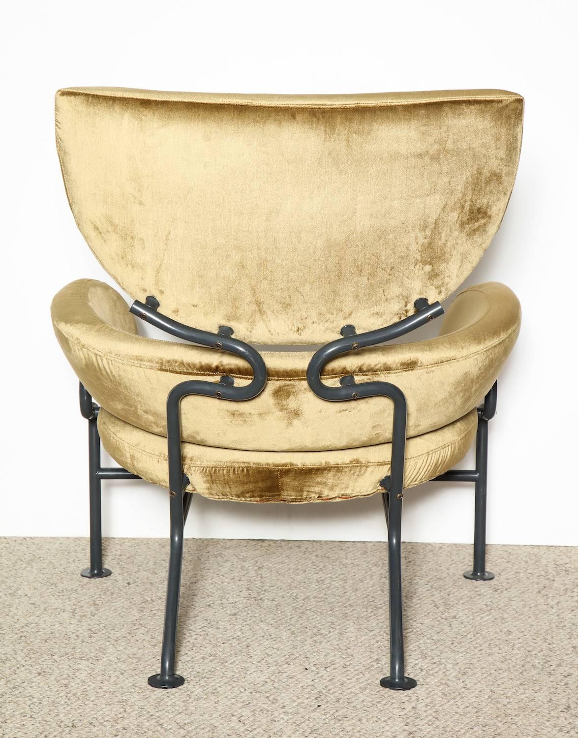 "Tre Pezzi," pair of early lounge chairs by Franco Albini and Franca Helg for Poggi. Enameled steel tubing with gold or bronze velvet upholstery. This early pair of chairs was produced in the mid 1960s.