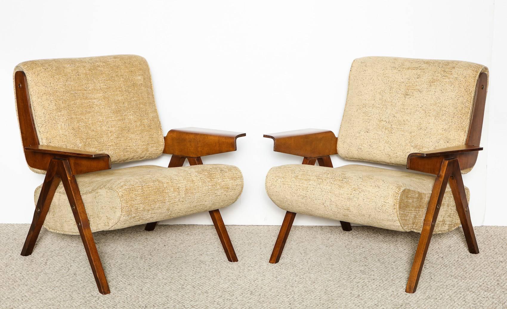 Rare pair of 831 lounge chairs by Gianfranco Frattini for Cassina.
Bentwood forms with brass mounts and pale chenille upholstery. A rare model, and a great architectural design.
Provenance: Piccolo Hotel, Savona, Italy.