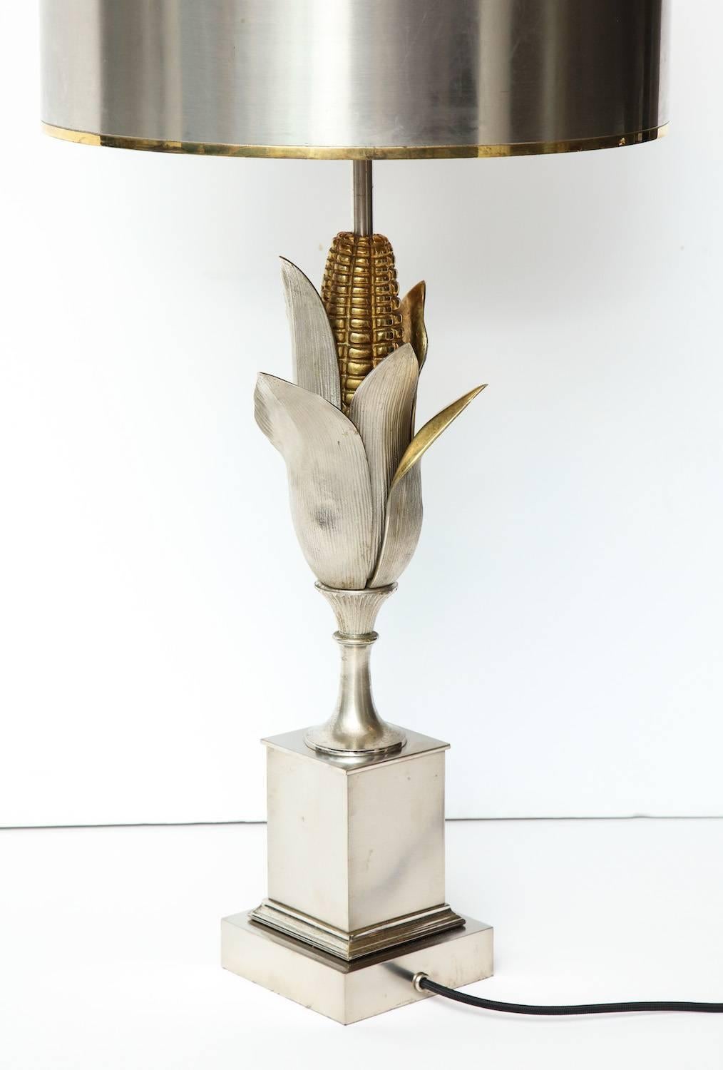 Lampe à poser Sweet Corn de Charles et Fils.
Lampe sculpturale en bronze argenté en forme d'enveloppe de maïs. Surélevé sur un socle, avec trois douilles de candélabre et un abat-jour en métal d'origine. Estampillé sur la partie inférieure de