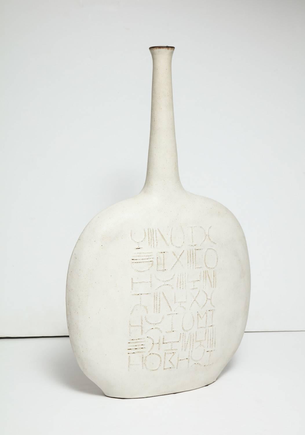 Einzigartiges Gehäuse in Flaschenform von Bruno Gambone.
Großformatige Skulptur/Vase aus Steinzeug in Flaschenform mit eingeschnittenem Liniendekor auf Vorder- und Rückseite. Matt-weiße Glasur mit braunem Rand. Am Sockel vom Künstler signiert.