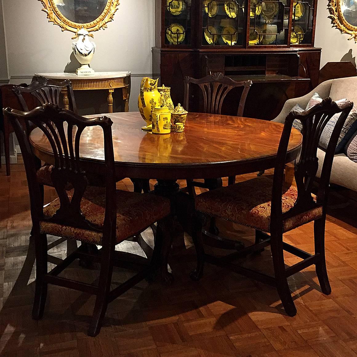 Circular Regency Mahogany Pedestal Dining Table In Excellent Condition For Sale In New York, NY