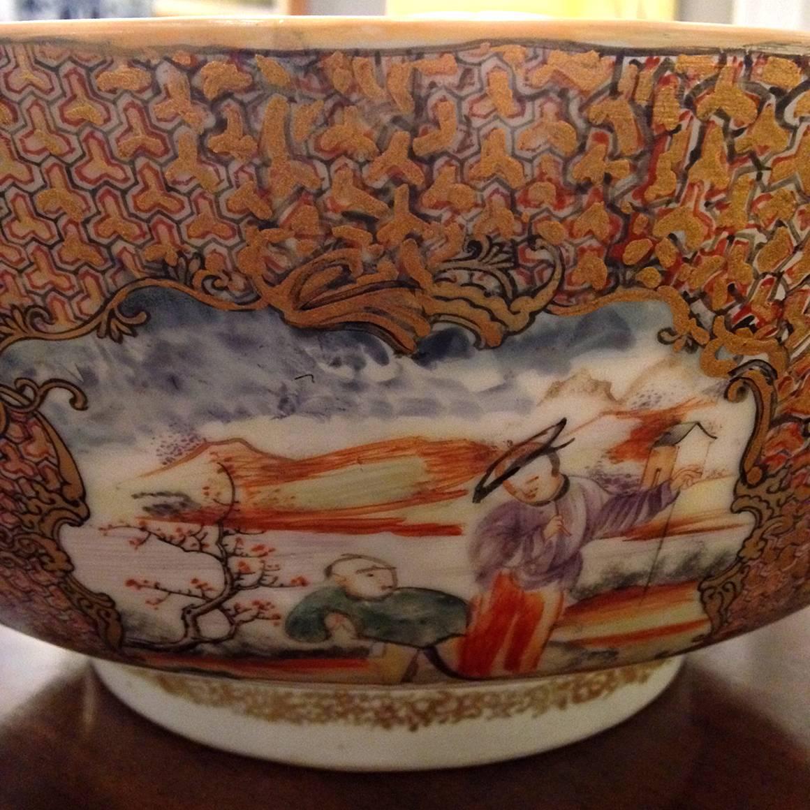 Chinese Export Qing Qianlong Famille Rose Medallion Porcelain Bowl In Excellent Condition For Sale In Long Island City, NY