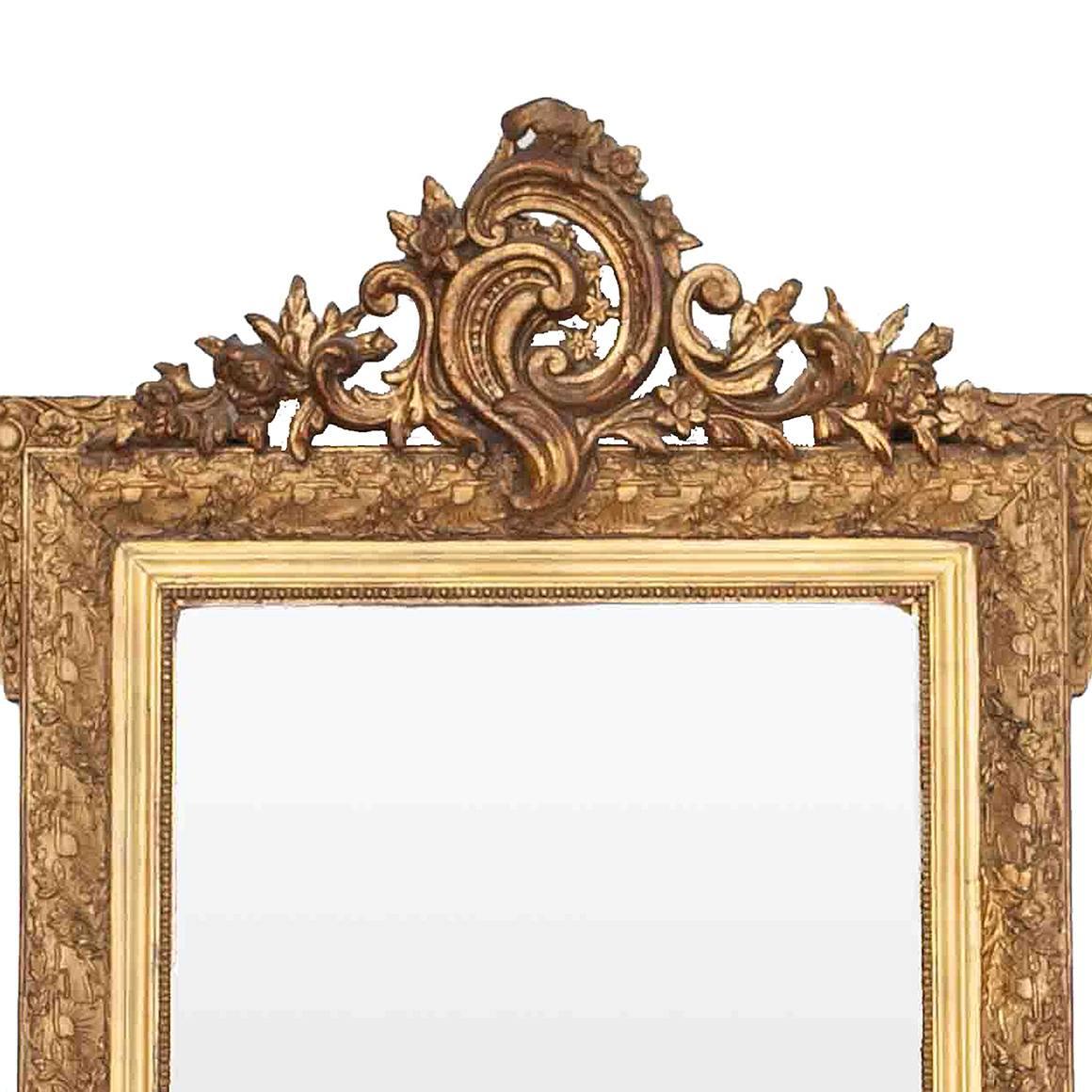 miroir mural doré du XIXe siècle. Avec un motif de feuillage et d'éclats de soleil et un cimier de rinceaux S et C.