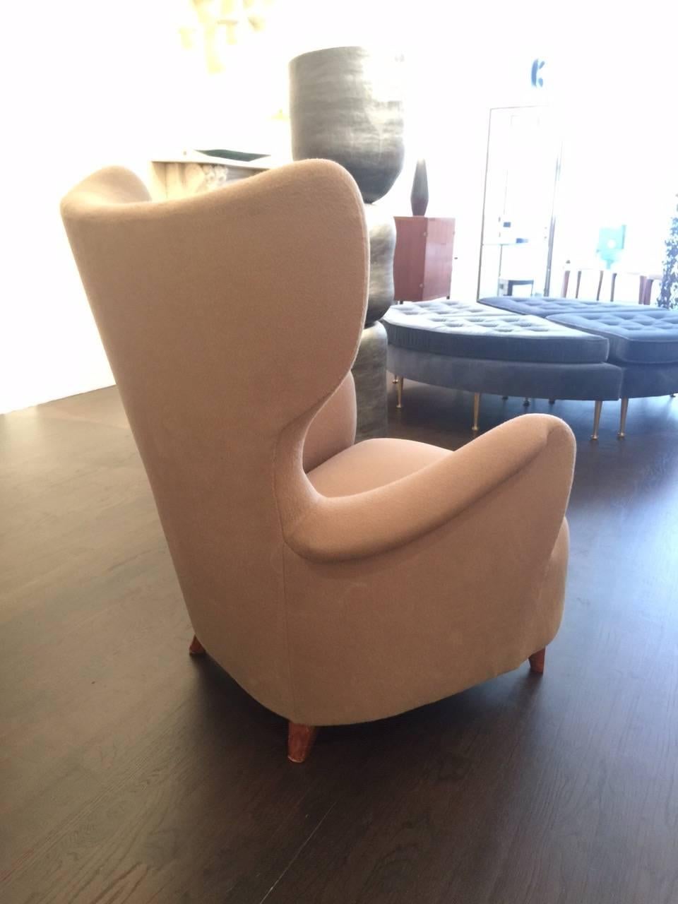 Gustav Axel Berg, Sculptural lounge chair made in Sweden, circa 1950.
Very comfortable, reupholstered in new cashmere upholstery, excellent condition,

Measures: 32