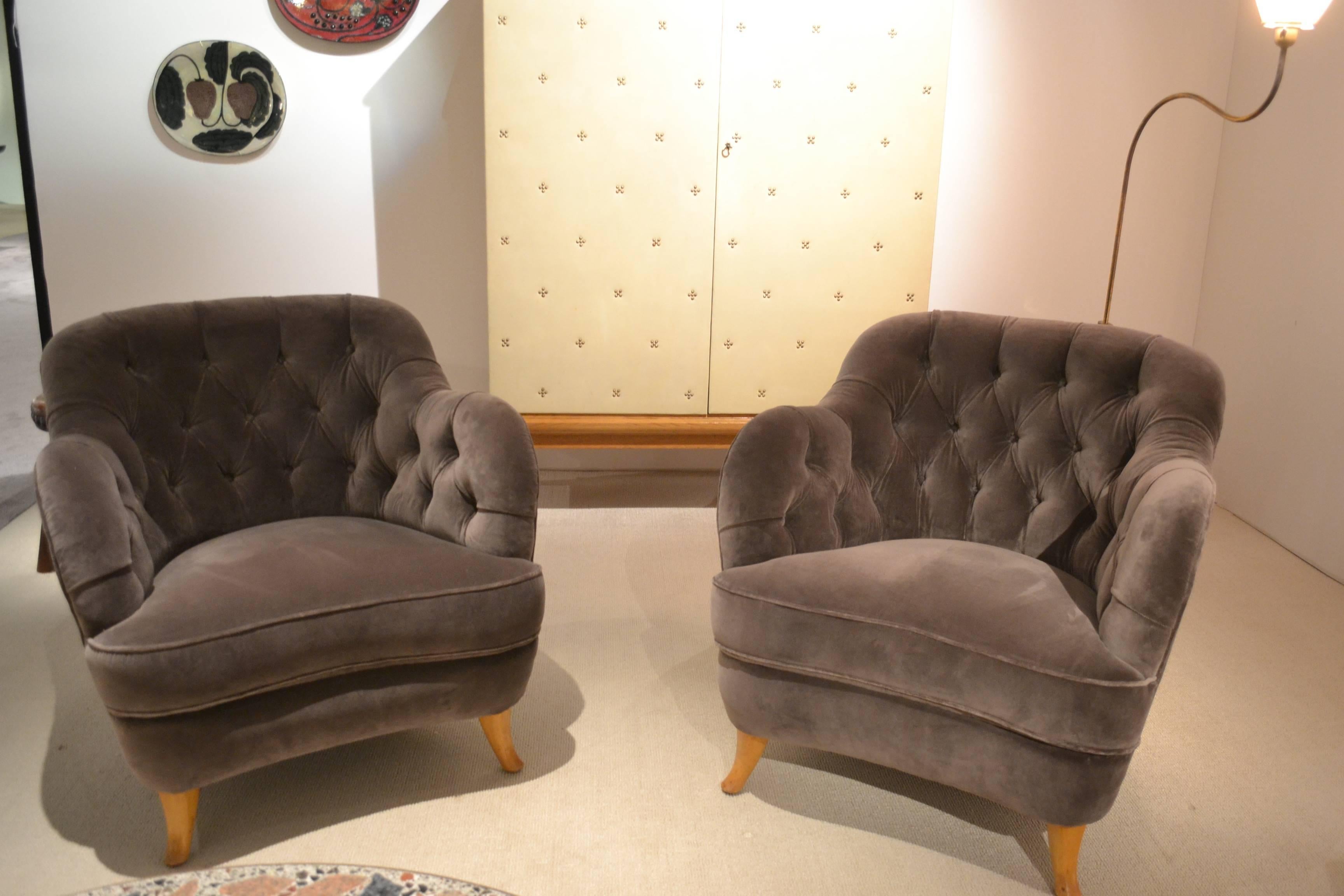 Elias Svedberg,
pair of lounge chairs,
Sweden, circa 1940.
Oak, new upholstery.
Measures: 32” W x 34” D x 29.5” H at back.
Seat 17” H.