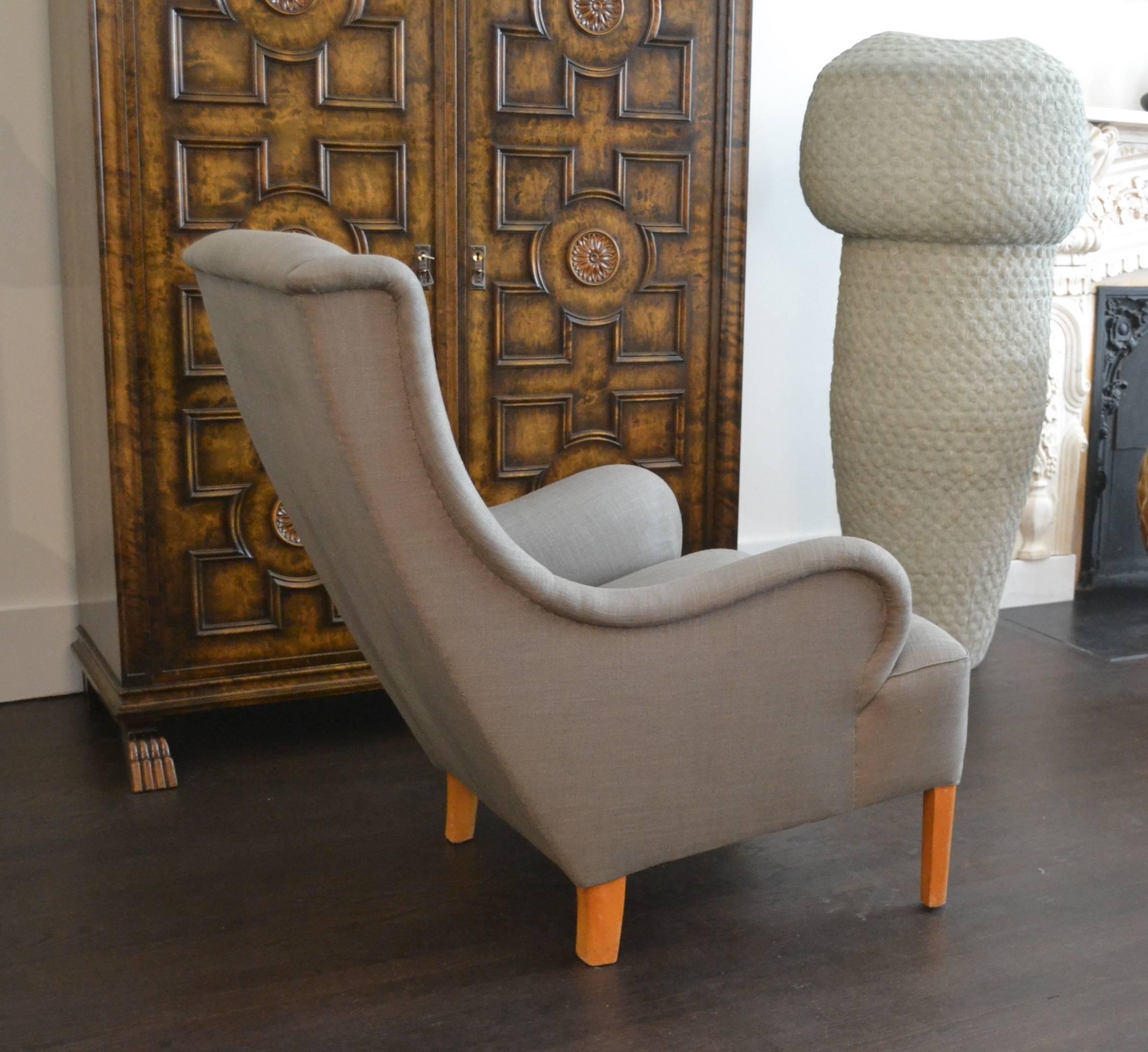 Beautiful single sculptural lounge chair by Swedish master Carl Malmsten.

Carl Malmsten (1888-1972).
Carl Malmsten Studio.
Sweden, circa 1950.
New Upholstery.
Measures: 37.5” H x 27” W x 26.75” D.
Seat height: 18