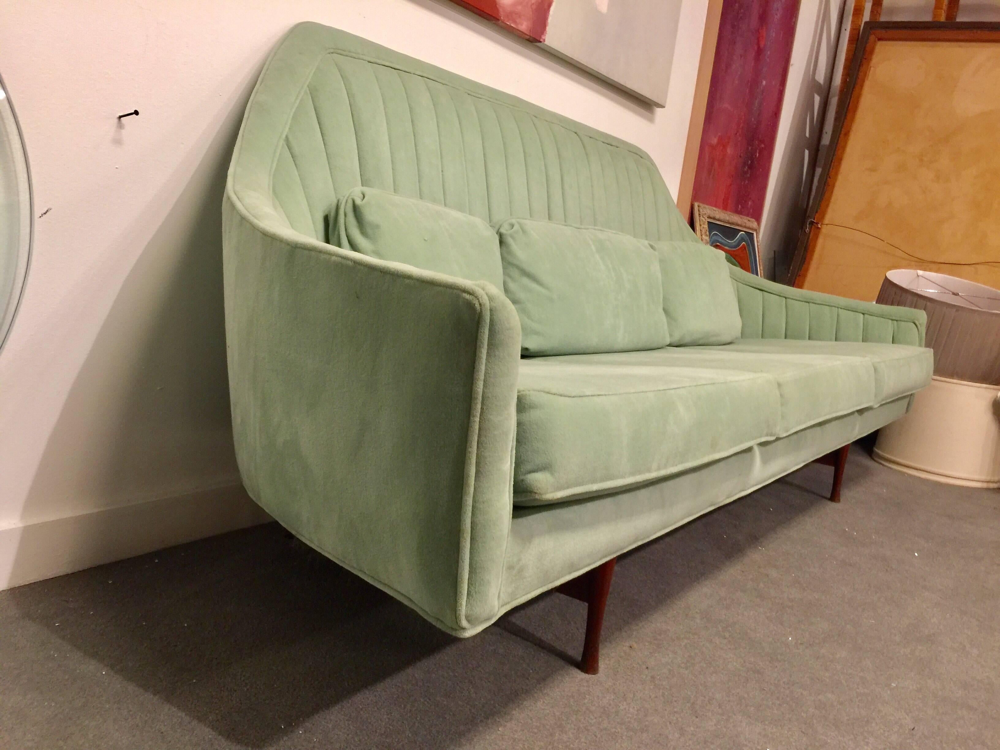 A Paul McCobb sofa for Widdicomb.
This is from the Symmetric Group.
Beautiful lines and scale.