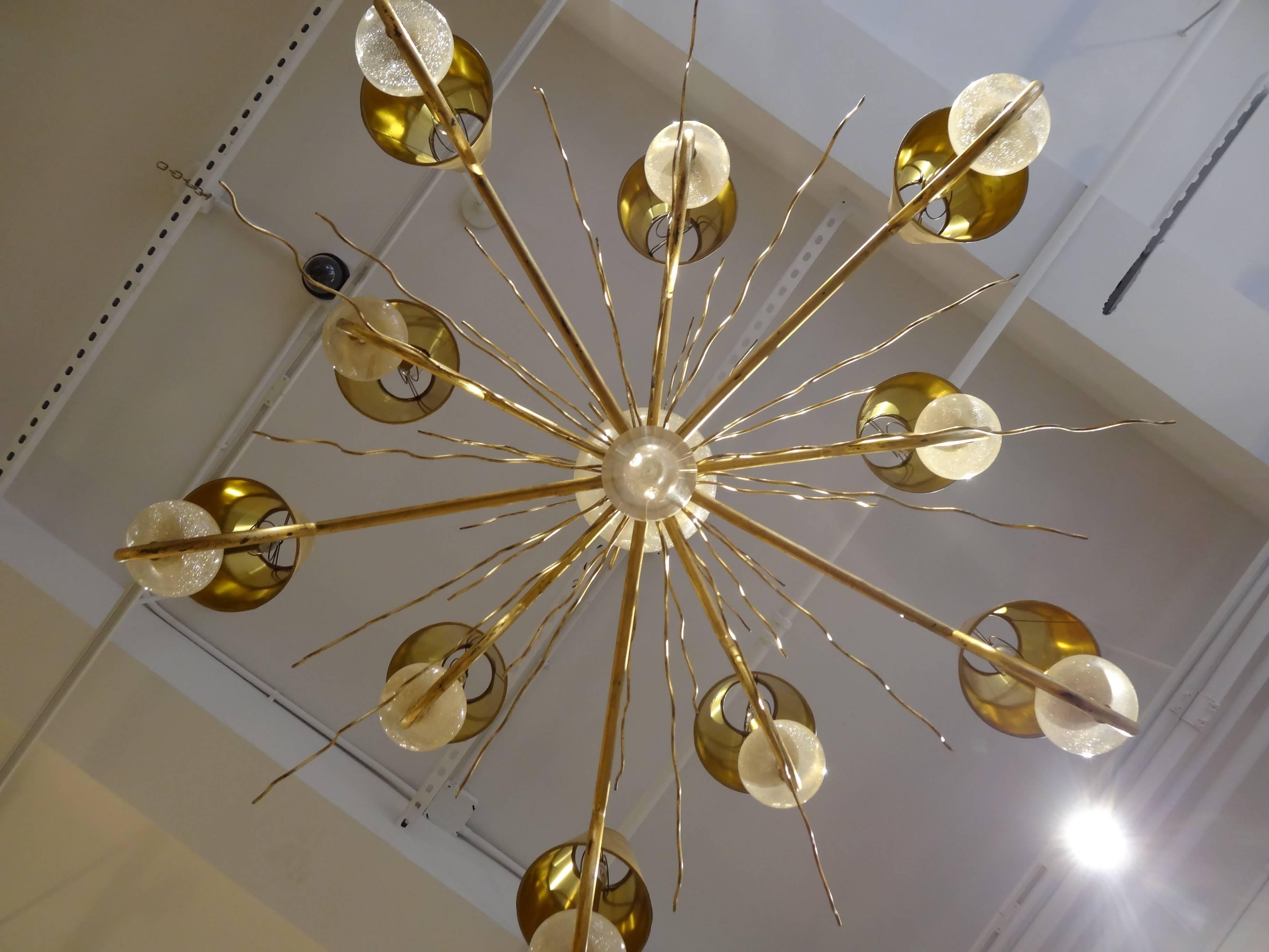 A most unusual lucite and gilt metal chandelier by Van eal.
Beautifully designed with clear lucite only which is highlighted by the gilded metal.
A modern whimsical take on a neoclassical design.
Grand in scale