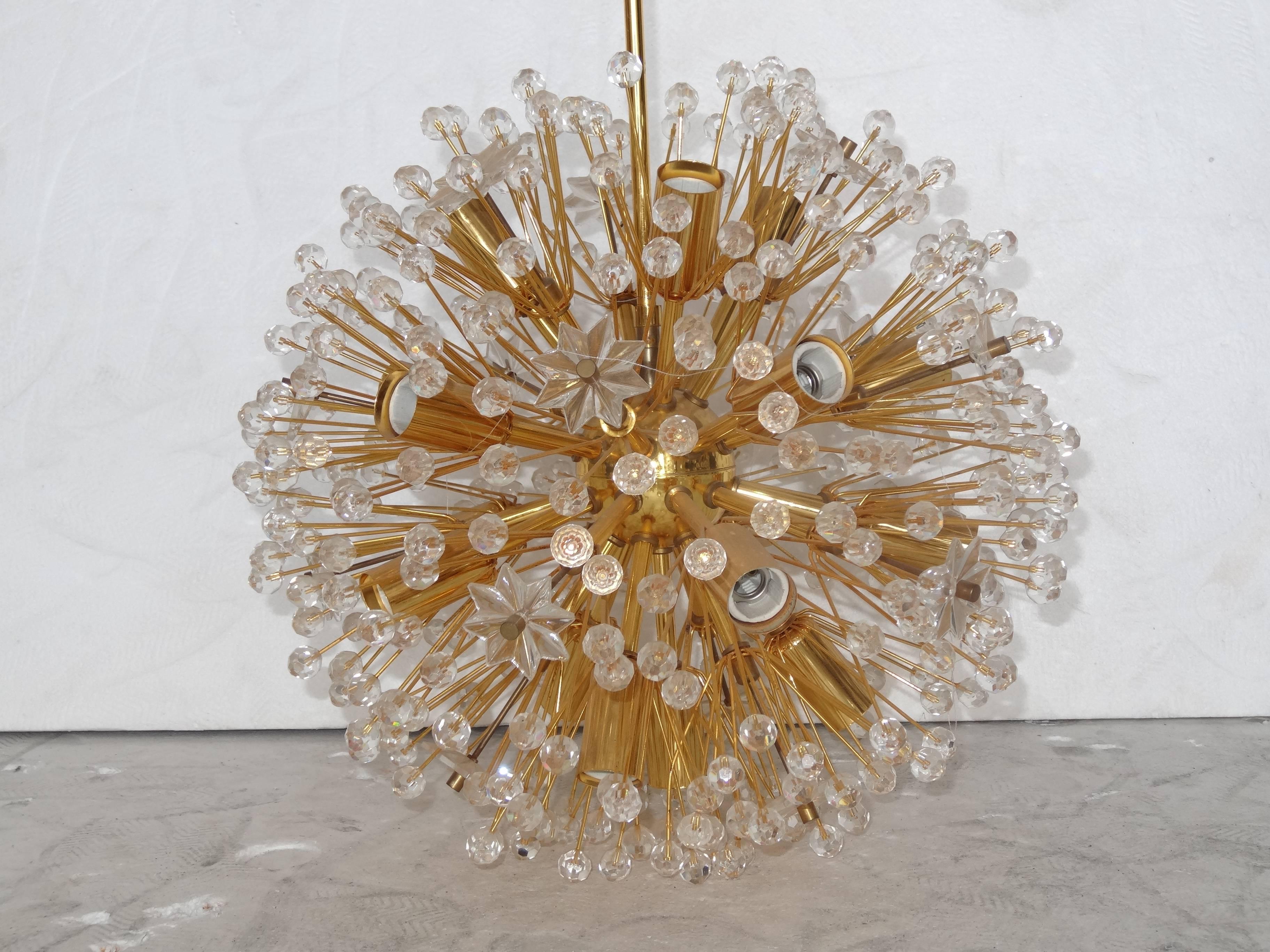 A beautiful gold-plated and Lucite starburst chandelier.
The chandelier is inspired by the Austrian maker Lobmeyr.
Chandelier construction is first quality.
Wiring has not been converted. If interested in wiring I can provide a quote from my