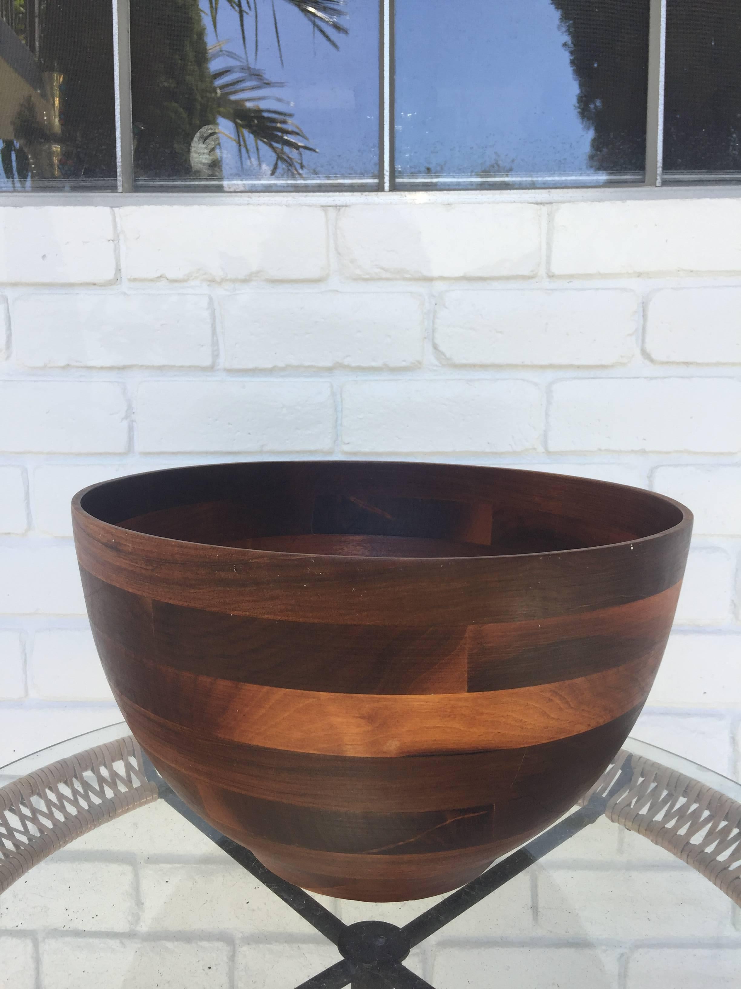 A most beautiful Danish modern style salad bowl.
This bowl has a grand scale and a sculptural appearance.
Beautifully fitted with custom serving tools specifically made for this bowl by the same artist.
The bowl is grand in scale.
Piece has