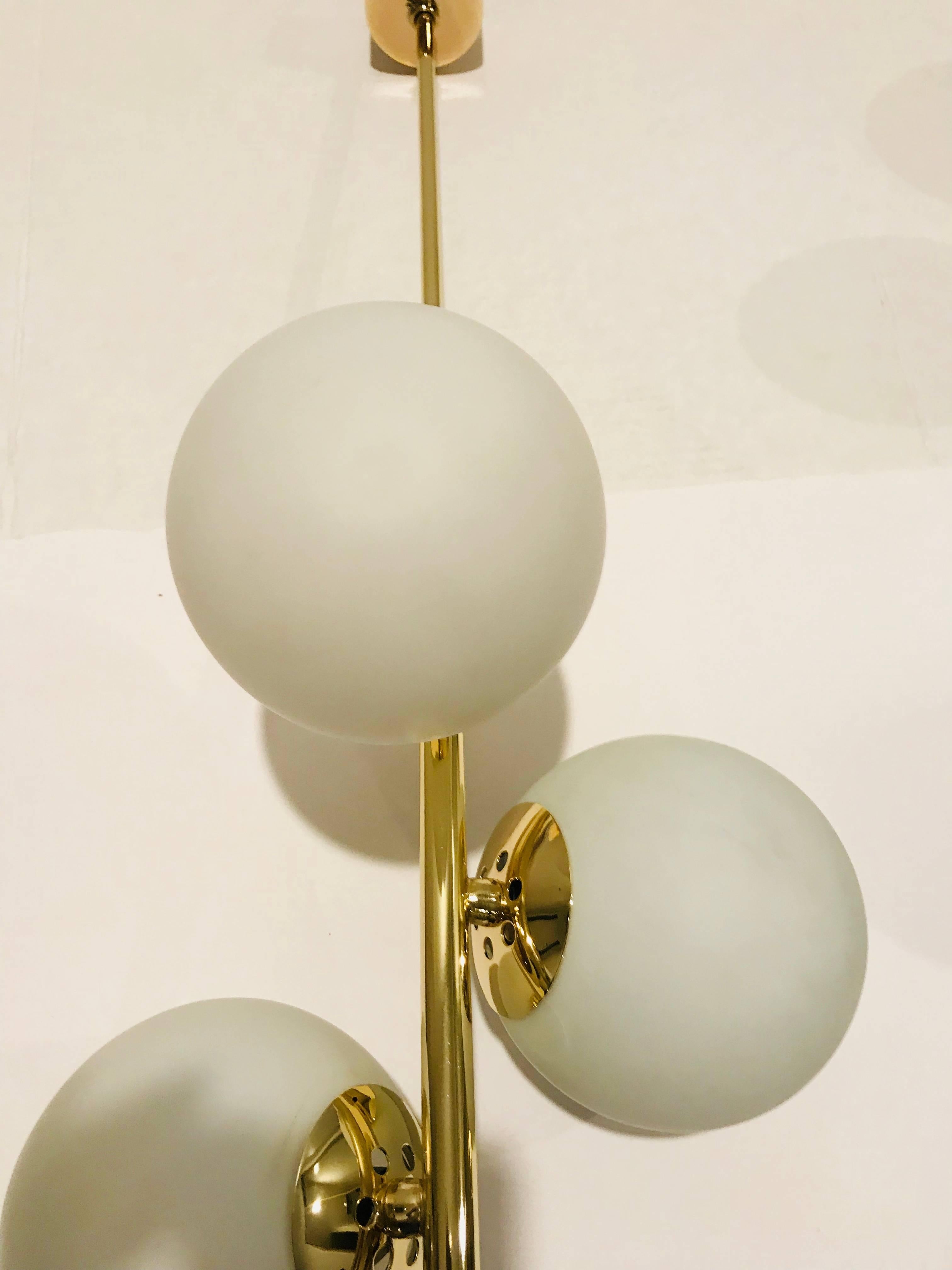 Pair of Italian 1950s Midcentury Golden Brass Three-Light Pendants Chandelier In Excellent Condition In New York, NY