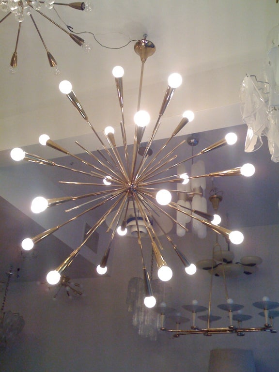 Large 1960s Italian Midcentury Brass Starburst Sputnik Chandeliers In Excellent Condition For Sale In New York, NY