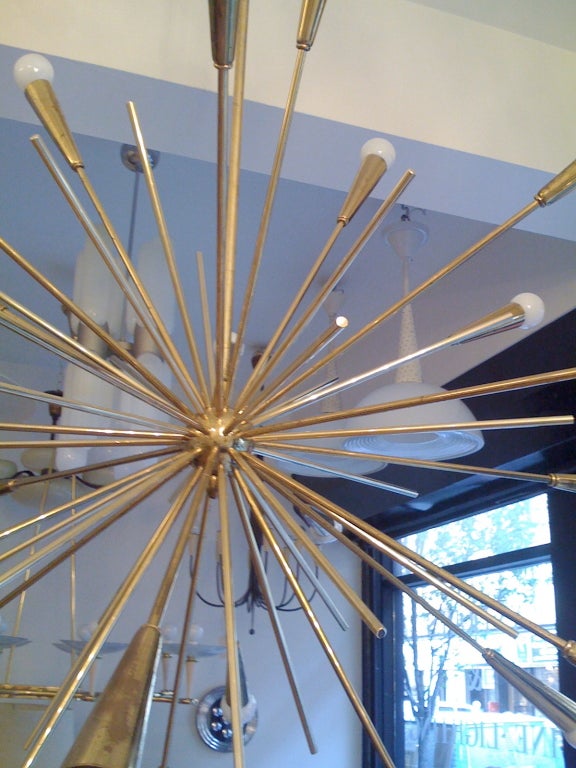 Große italienische Midcentury-Sputnik-Kronleuchter aus Messing mit sternförmigem Aufsatz, 1960er Jahre im Zustand „Hervorragend“ im Angebot in New York, NY